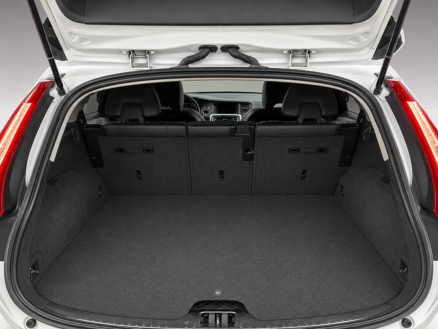 VOLVO V60 2.4 D6 TE Summum Pl.Hyb.-image-5