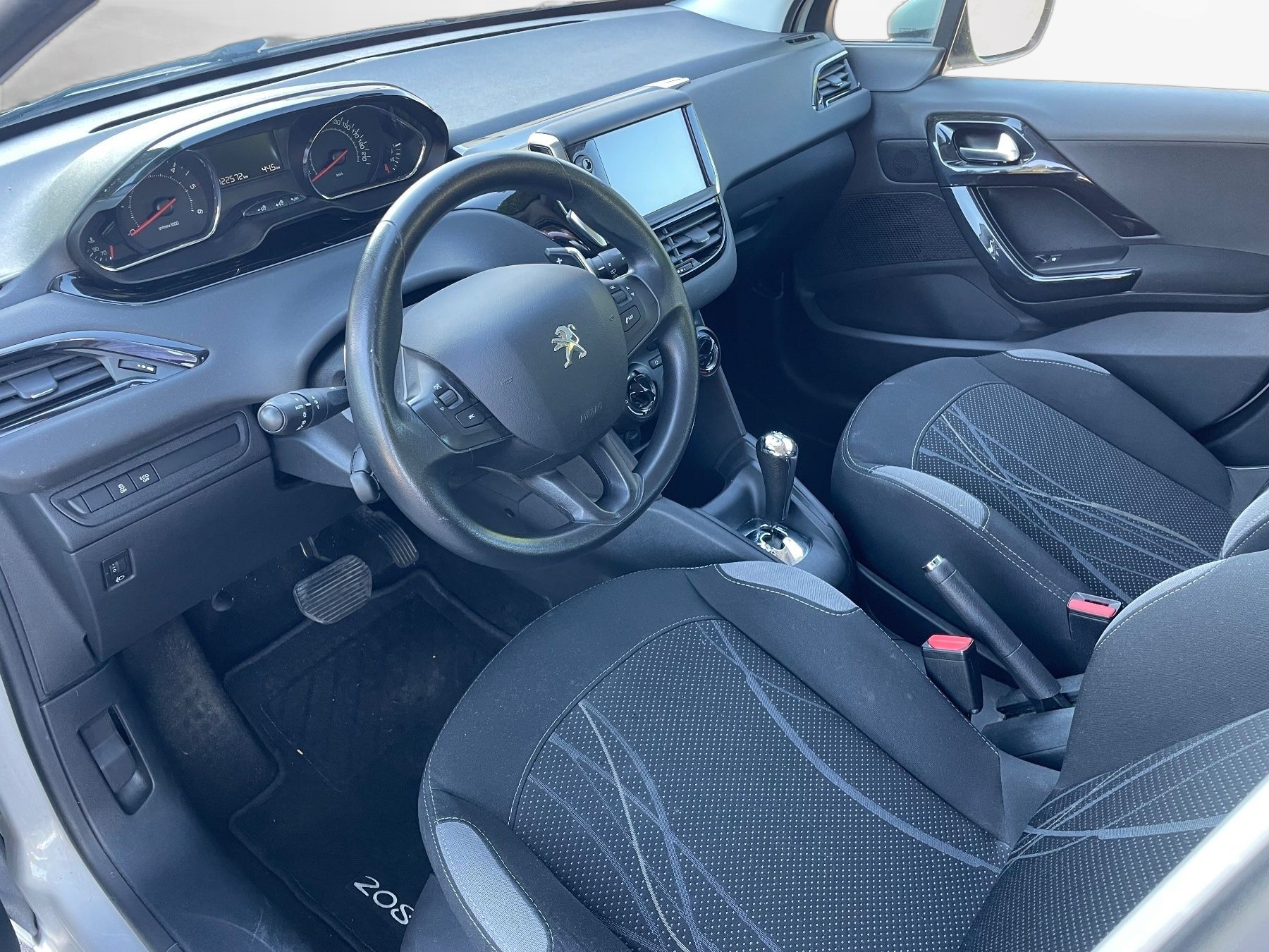 PEUGEOT 208 1.4 e-HDi Active EGS5-image-4
