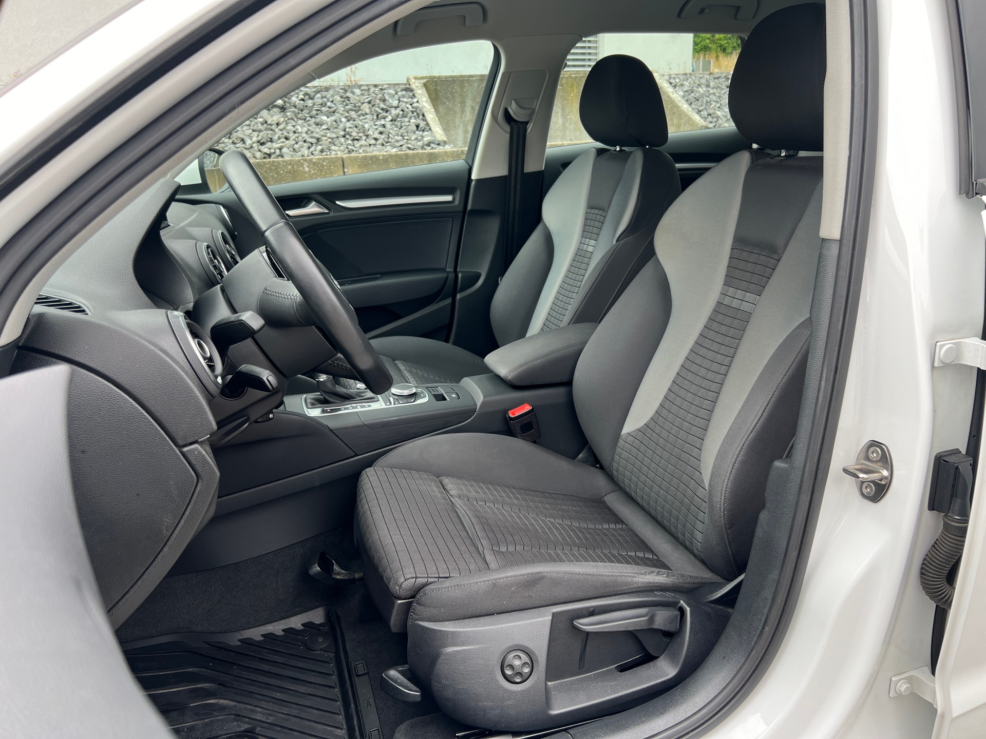 AUDI A3 Sportback 1.4 TFSI Ambition S-tronic-image-9