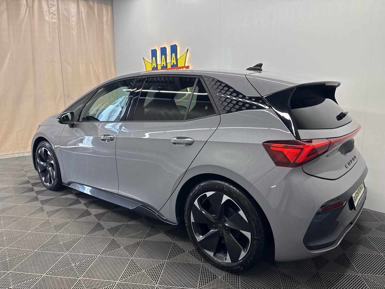CUPRA Born 58 kWh-showroom-element-1