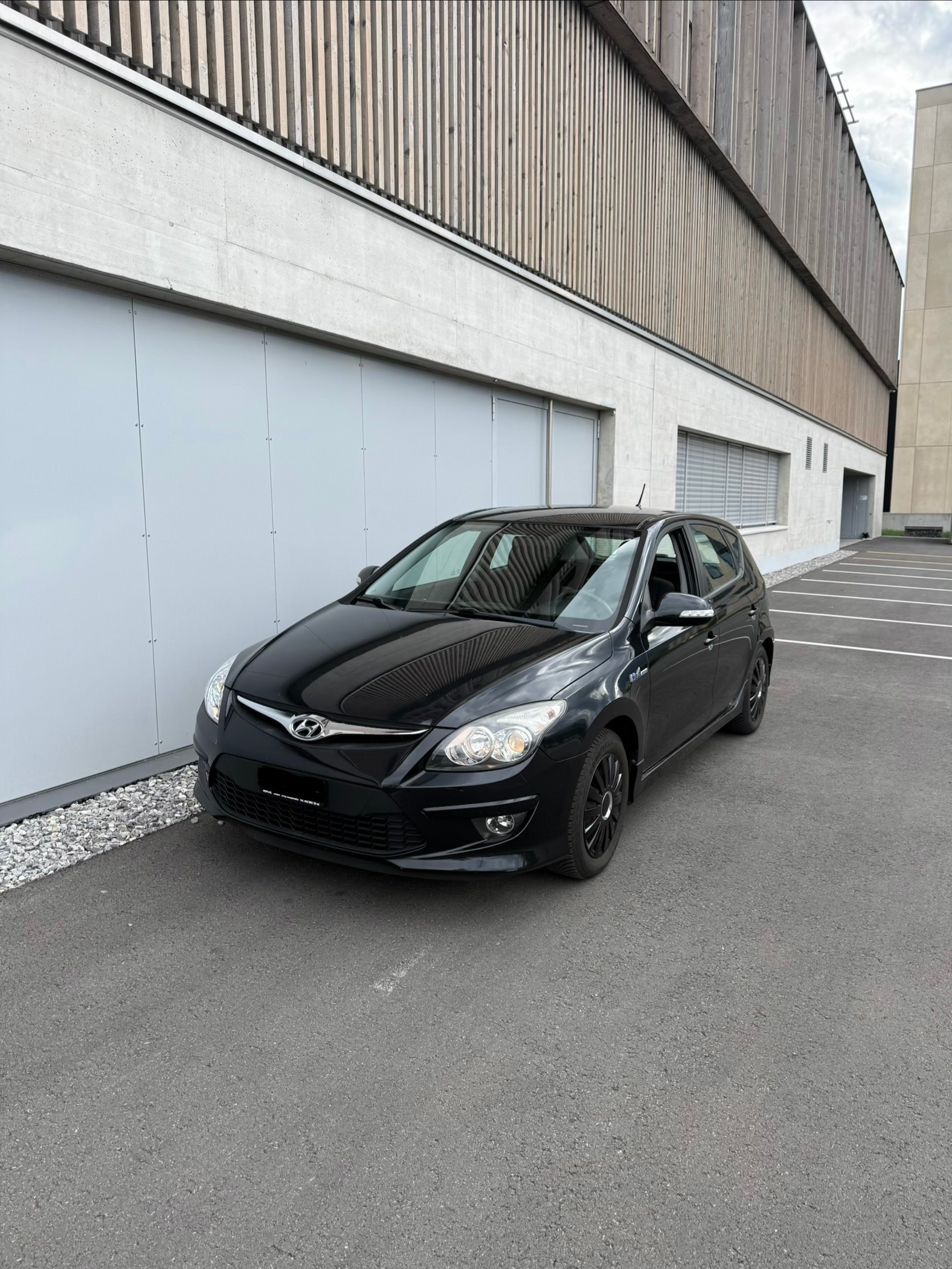 HYUNDAI i30 1.6 Swiss Plus Edition-image-1