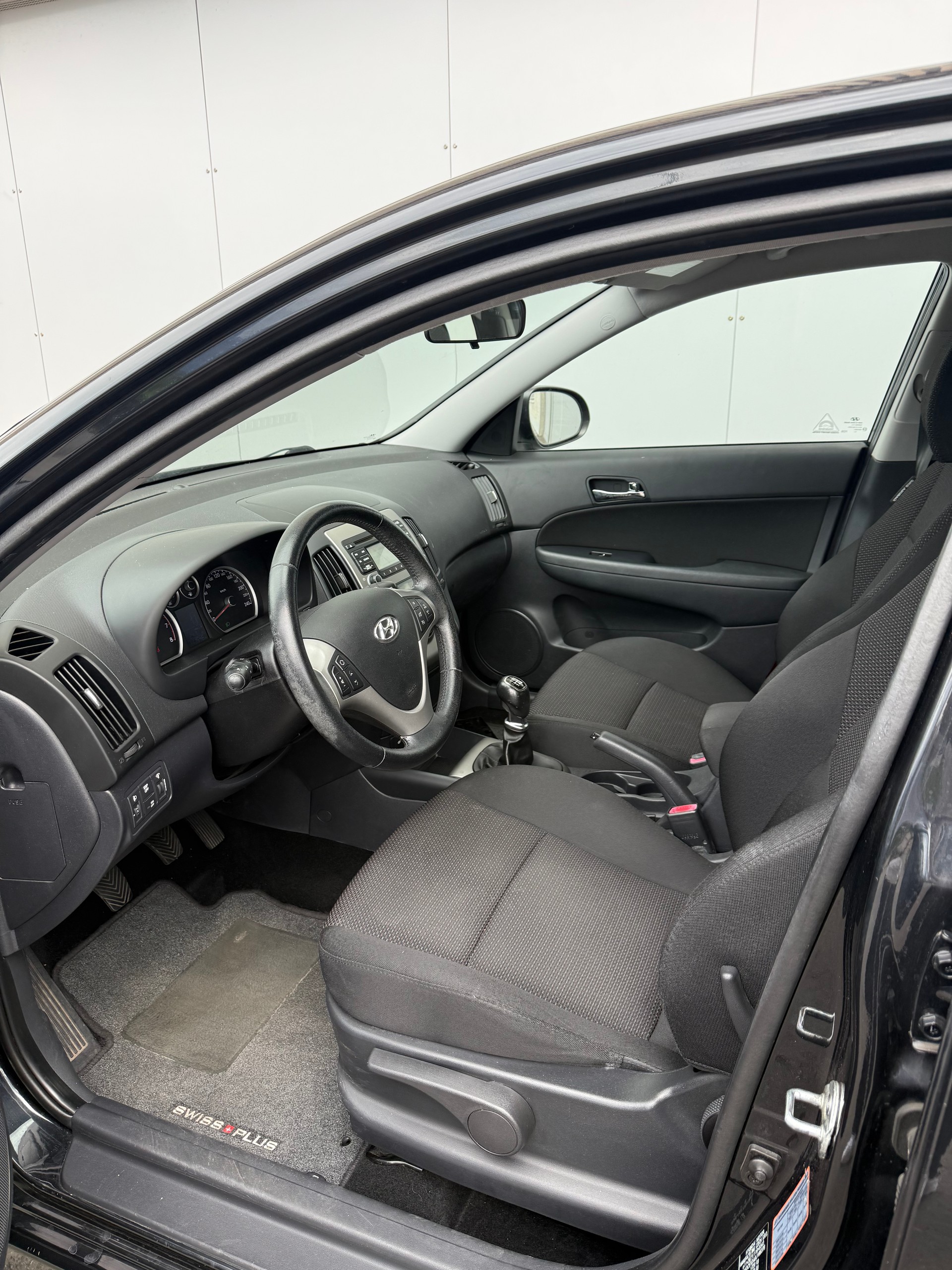 HYUNDAI i30 1.6 Swiss Plus Edition-image-8