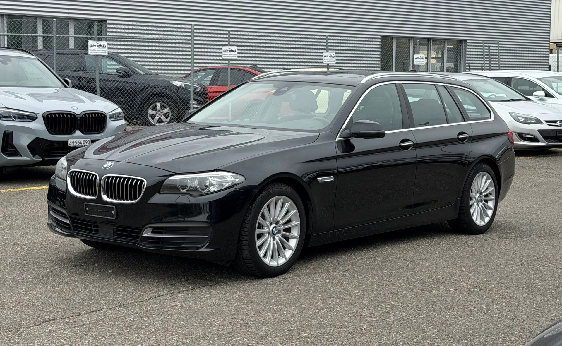 BMW 530d Touring xDrive Luxury Line Steptronic-image-0