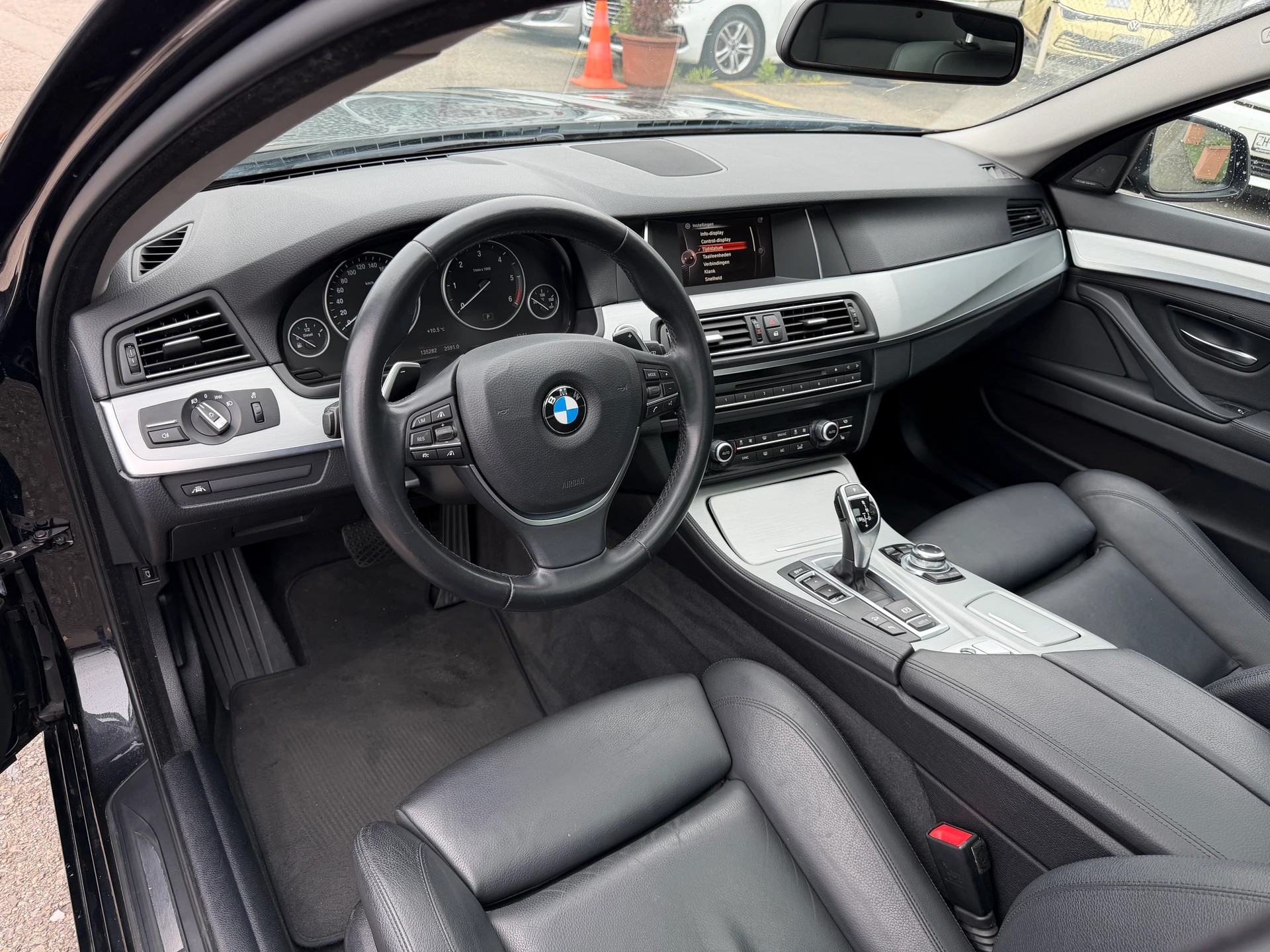 BMW 530d Touring xDrive Luxury Line Steptronic-image-10