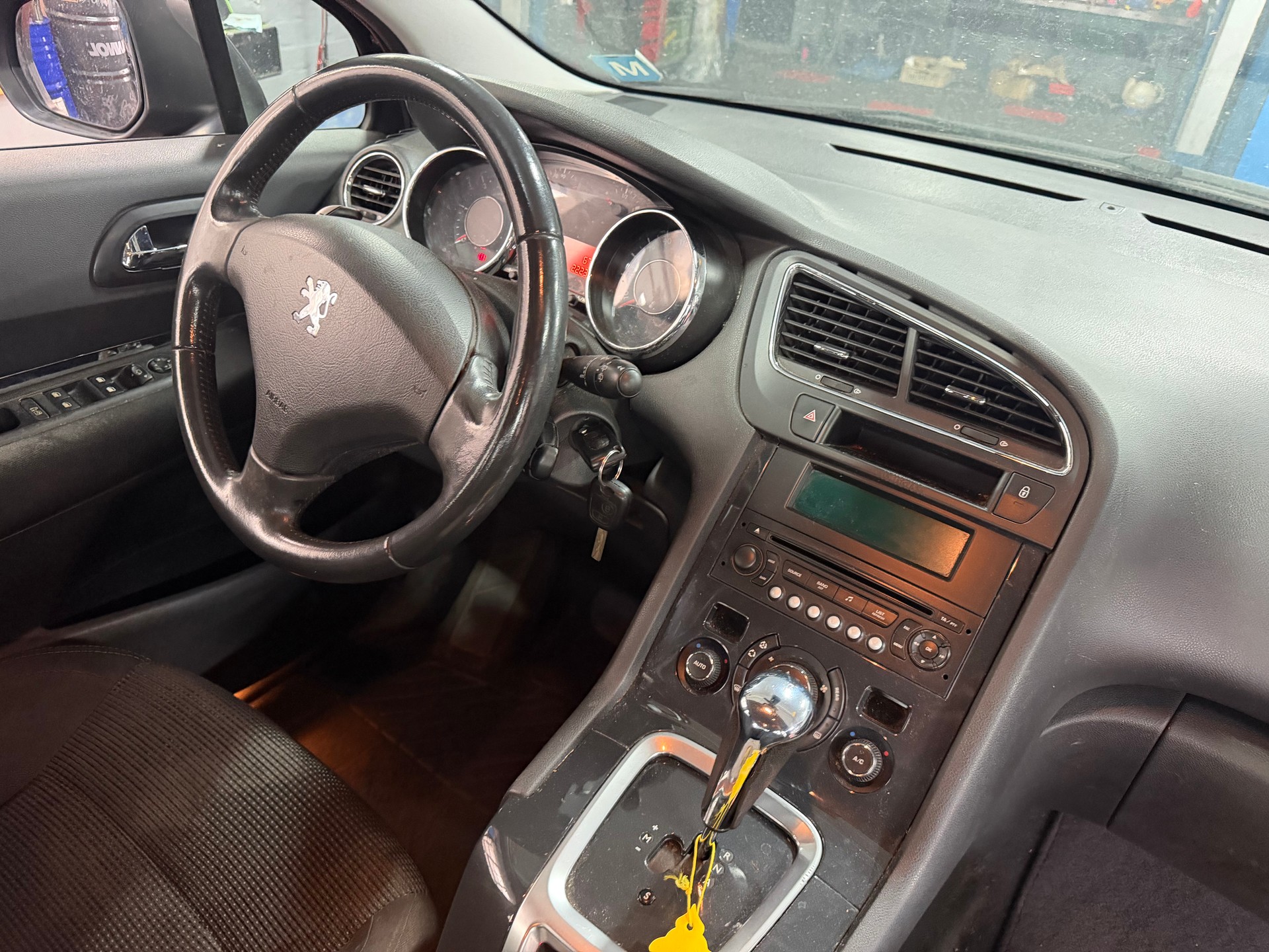 PEUGEOT 5008 1.6 HDI Business EGS6-image-5