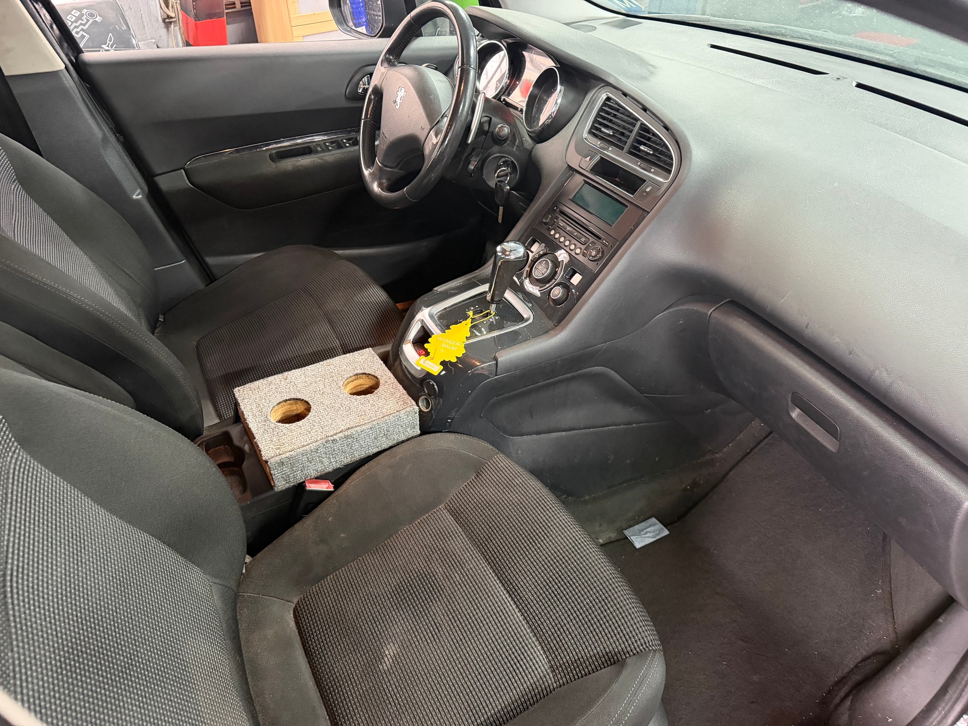 PEUGEOT 5008 1.6 HDI Business EGS6-image-6