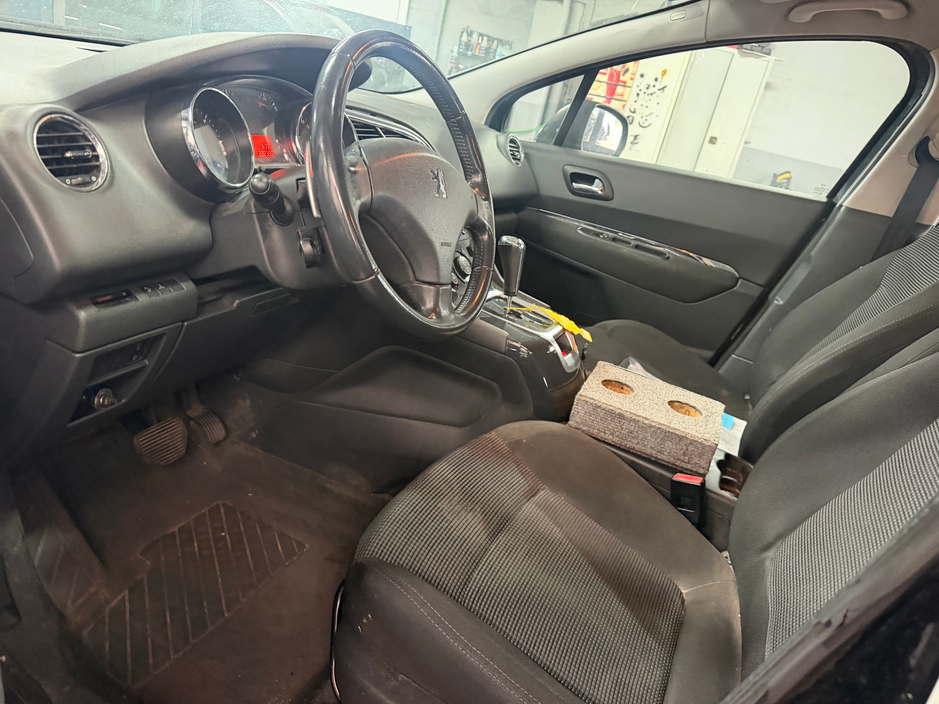 PEUGEOT 5008 1.6 HDI Business EGS6-image-7