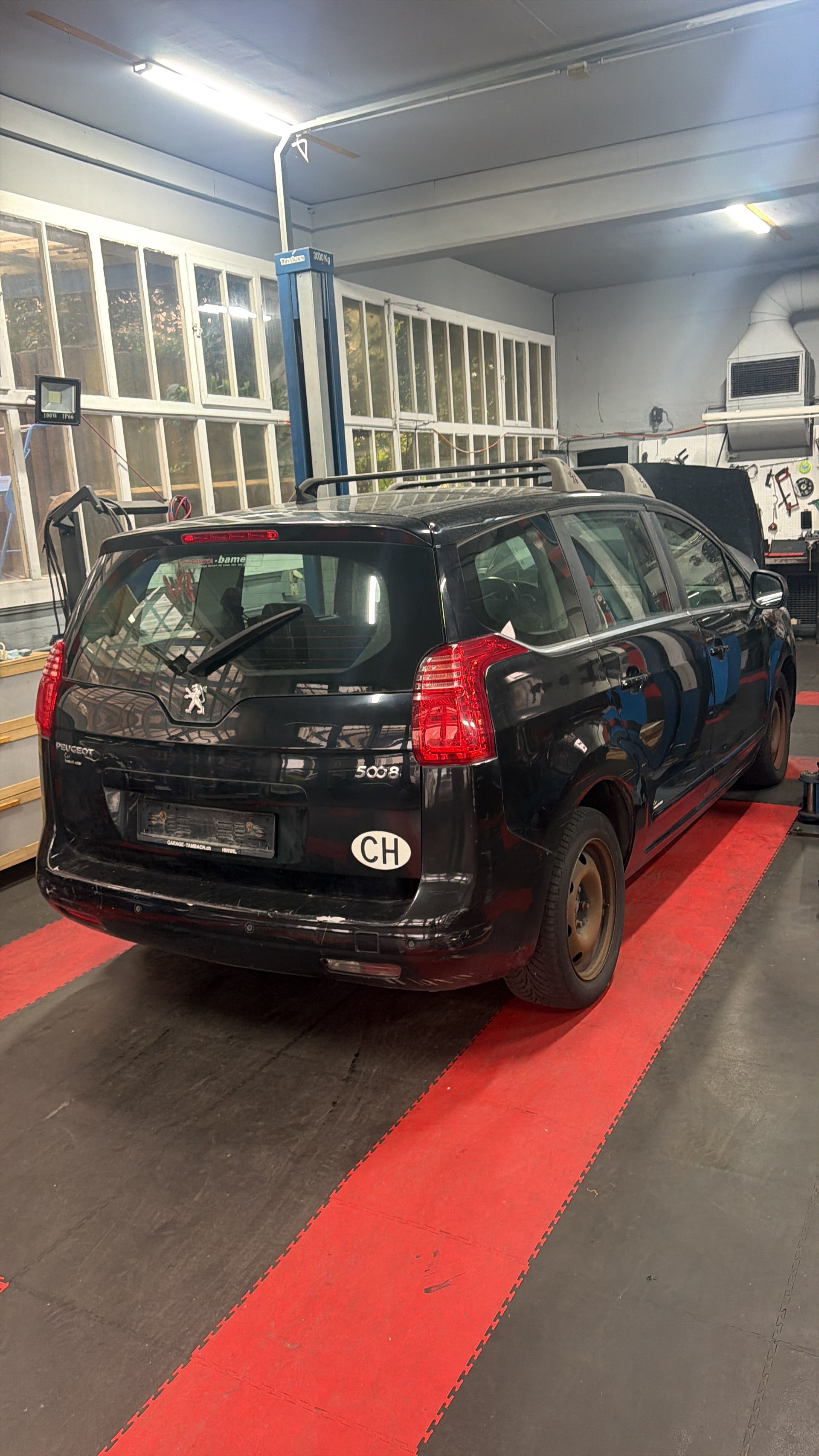 PEUGEOT 5008 1.6 HDI Business EGS6-image-1