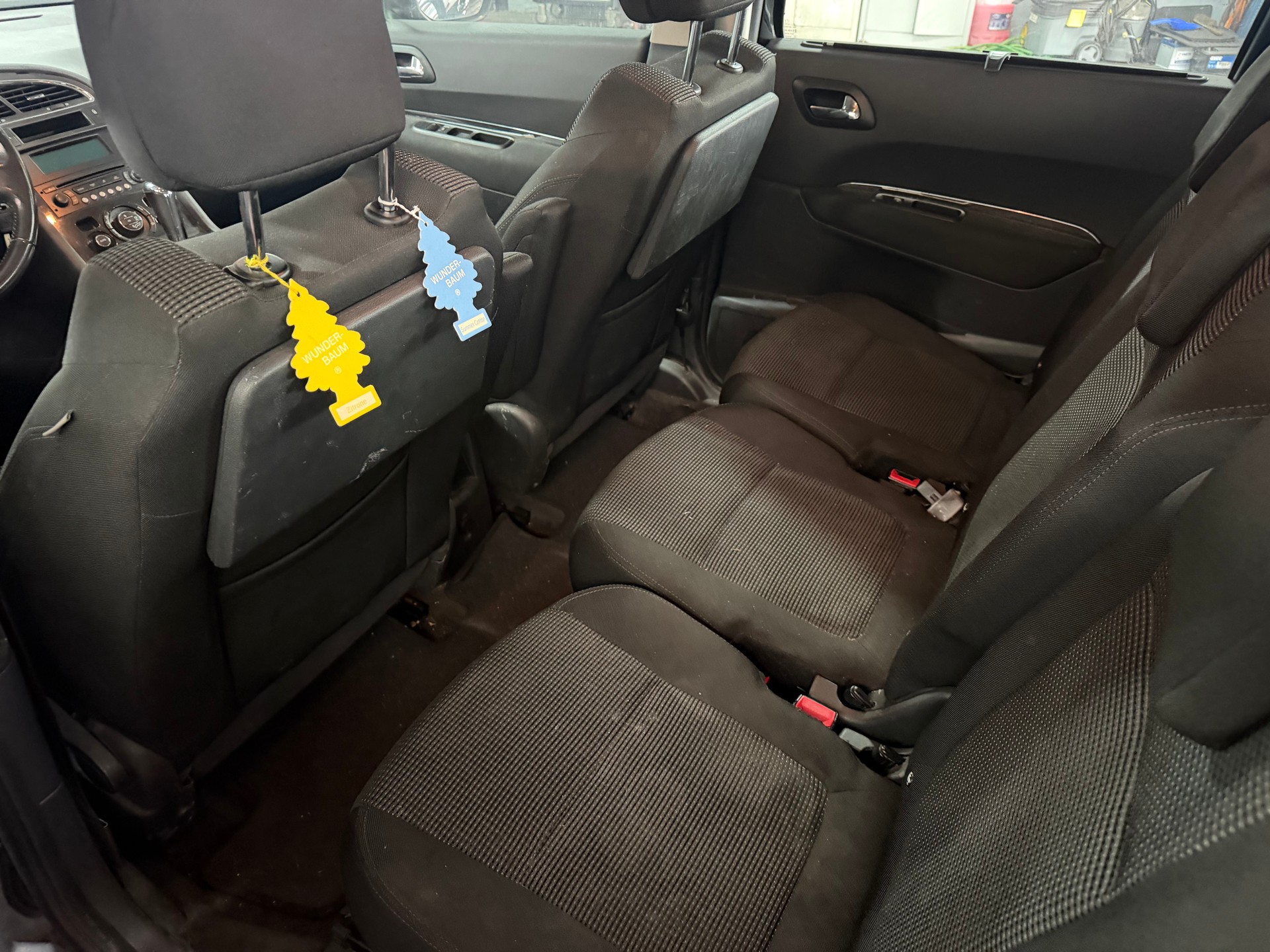 PEUGEOT 5008 1.6 HDI Business EGS6-image-8