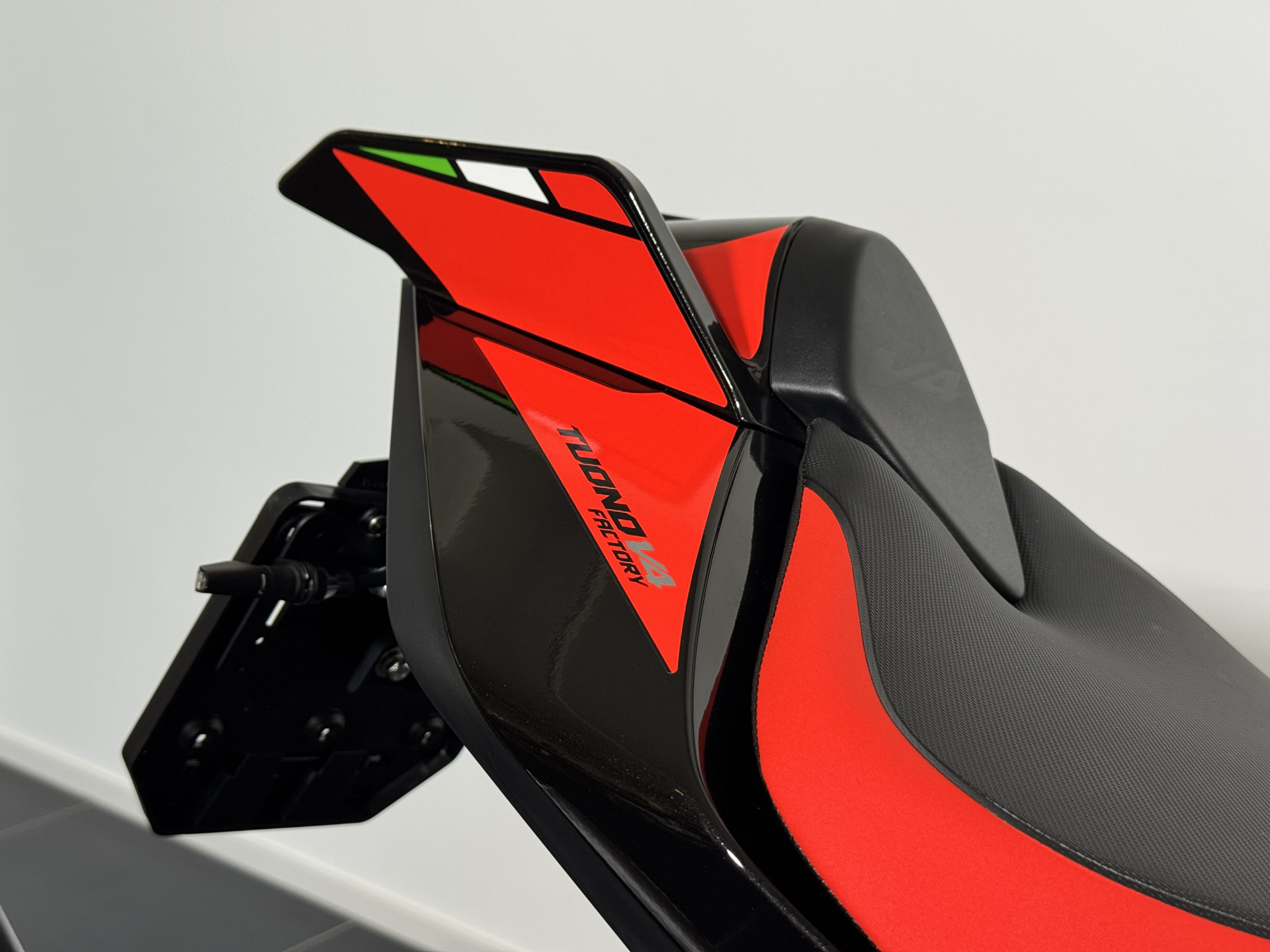 APRILIA Tuono V4 1100 Factory-showroom-element-3