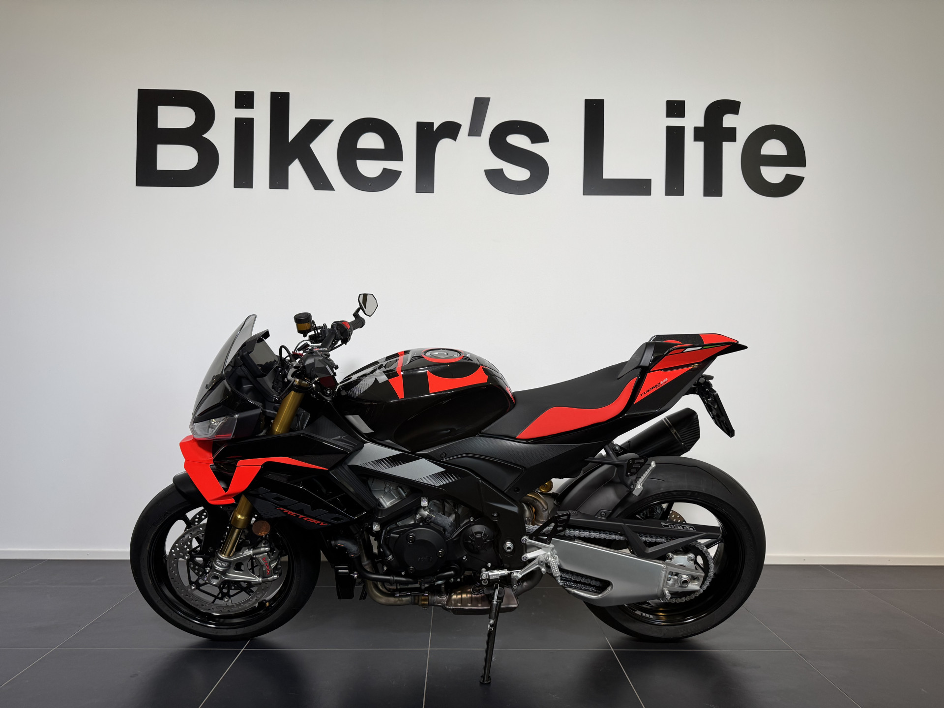 APRILIA Tuono V4 1100 Factory-showroom-element-1
