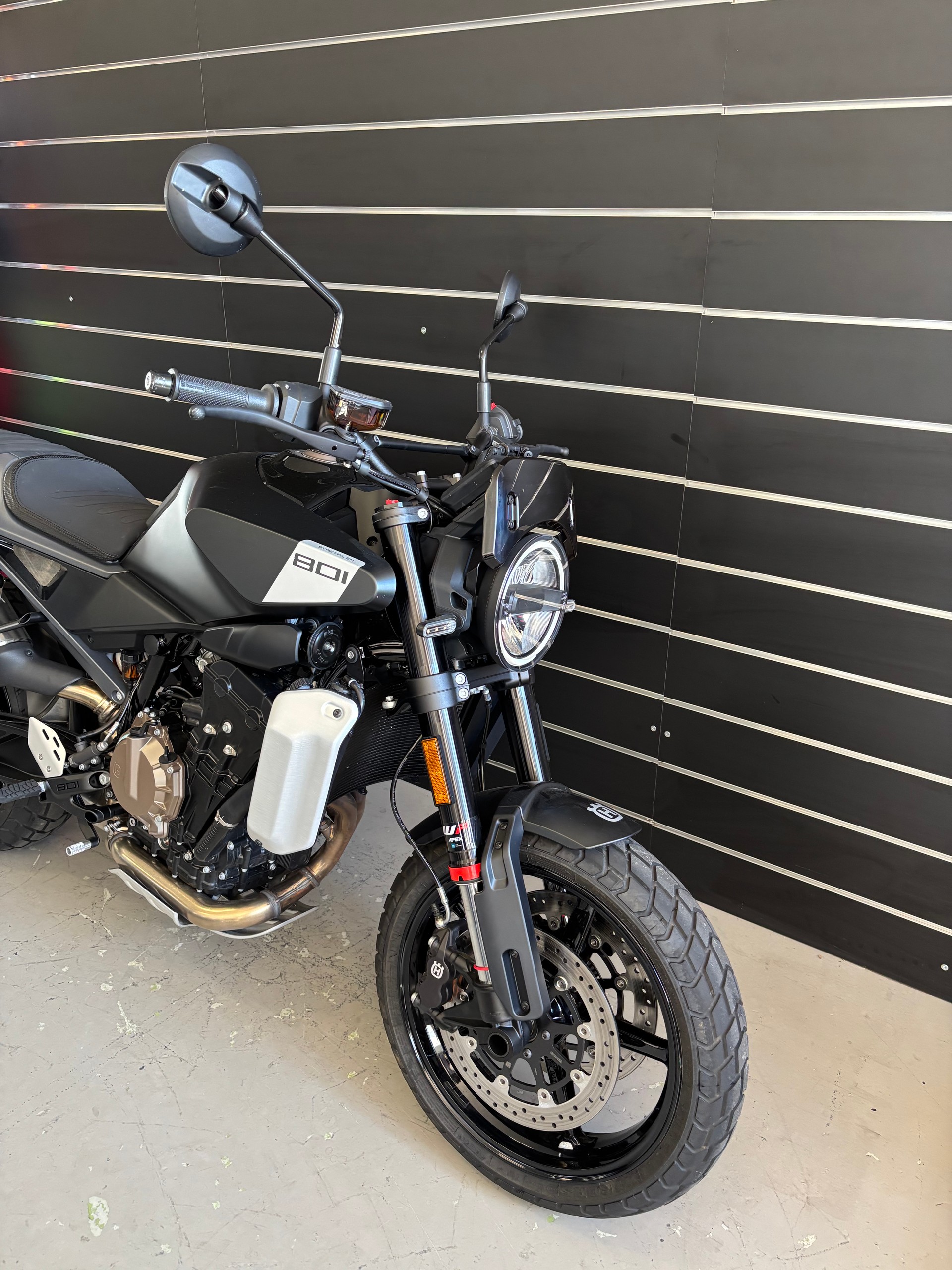 HUSQVARNA SVARTPILEN 801-showroom-element-2