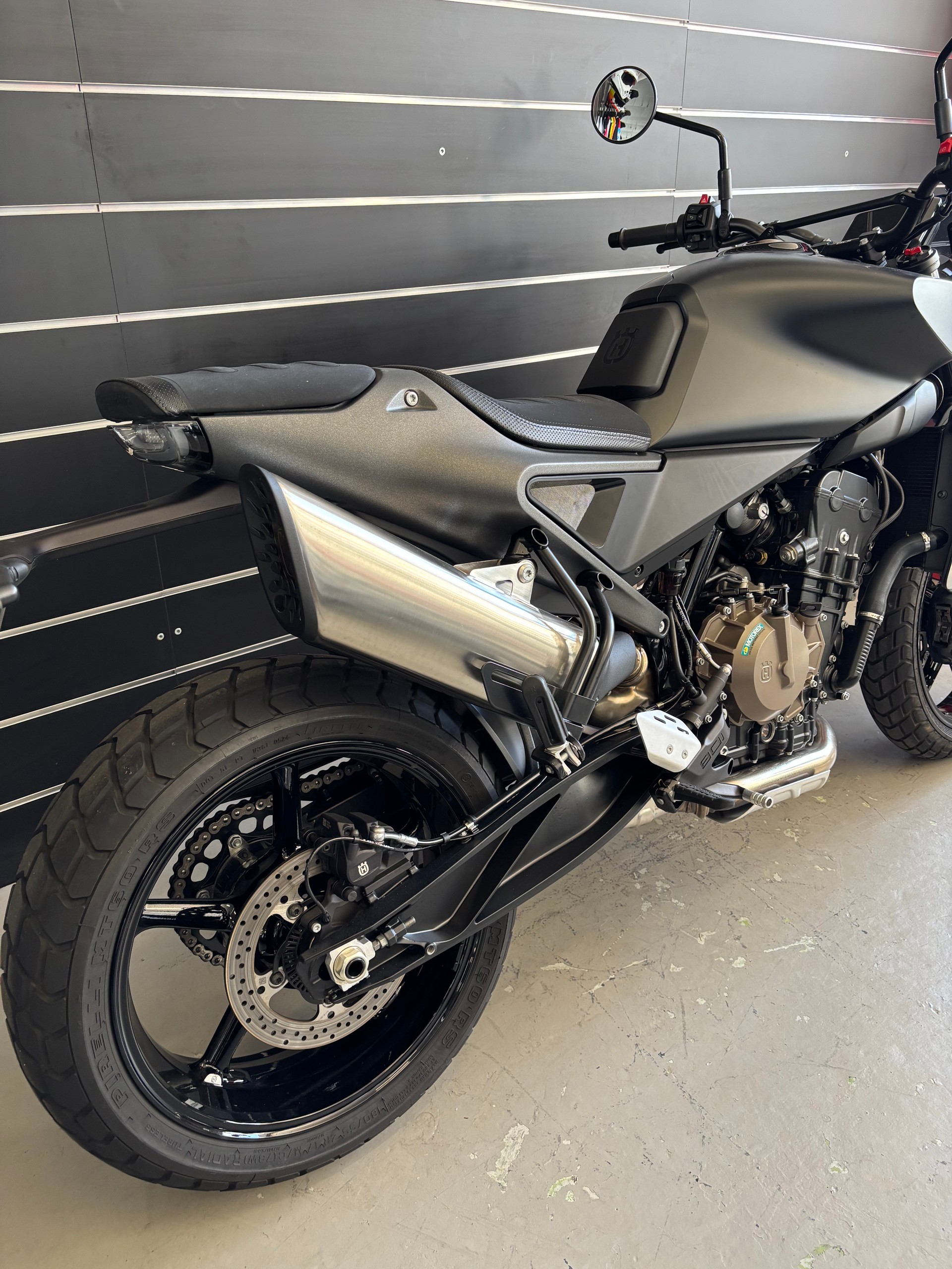 HUSQVARNA SVARTPILEN 801-showroom-element-3