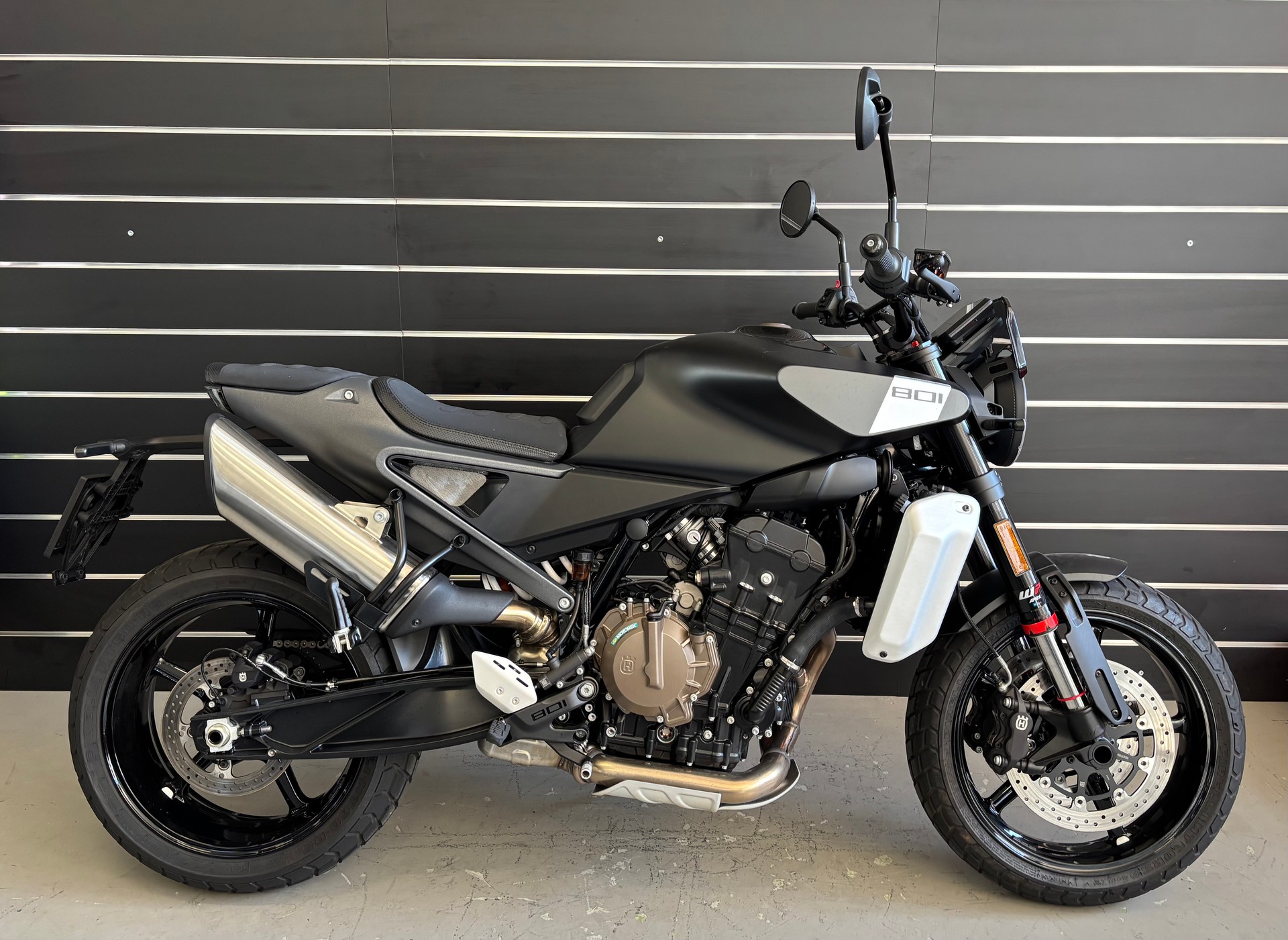 HUSQVARNA SVARTPILEN 801