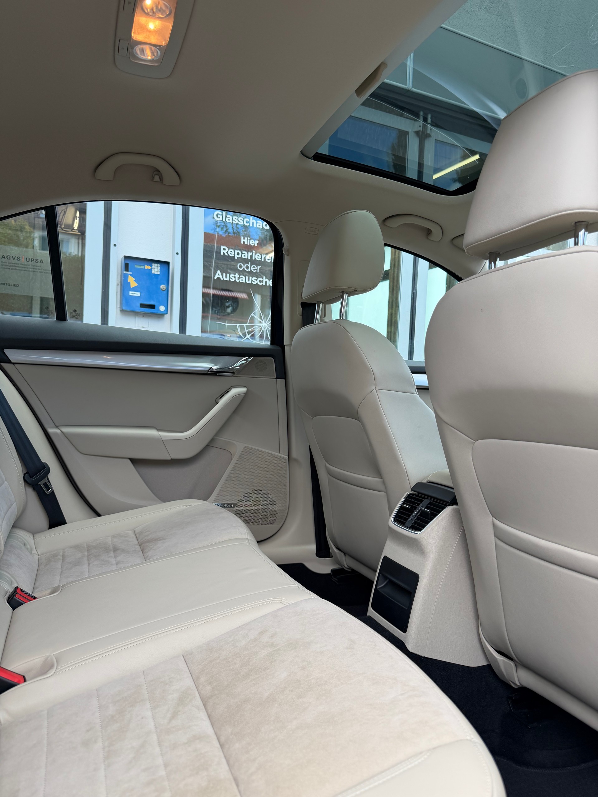 SKODA Octavia 1.8 TSI Elegance 4x4 DSG-image-13