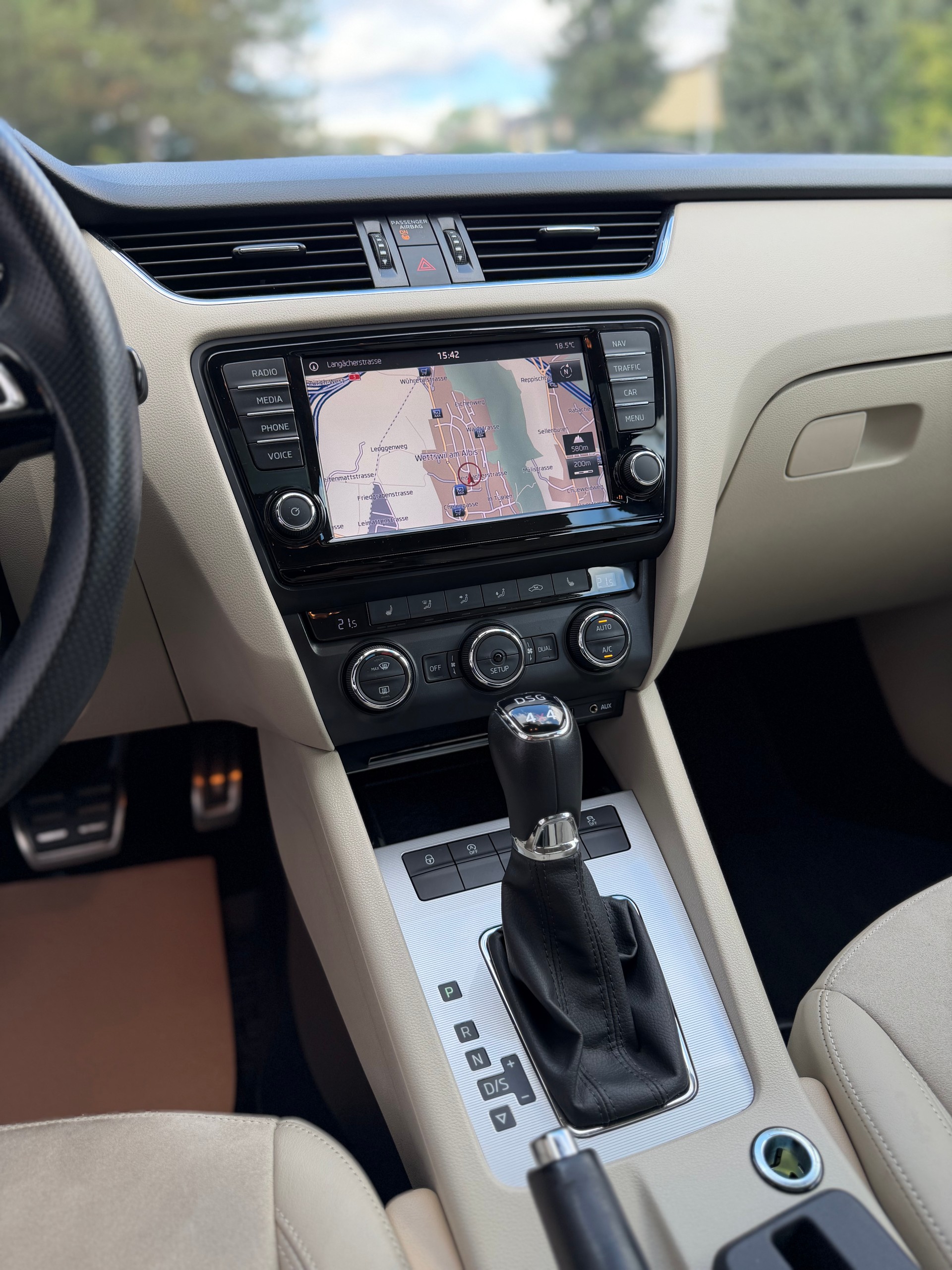 SKODA Octavia 1.8 TSI Elegance 4x4 DSG-image-11