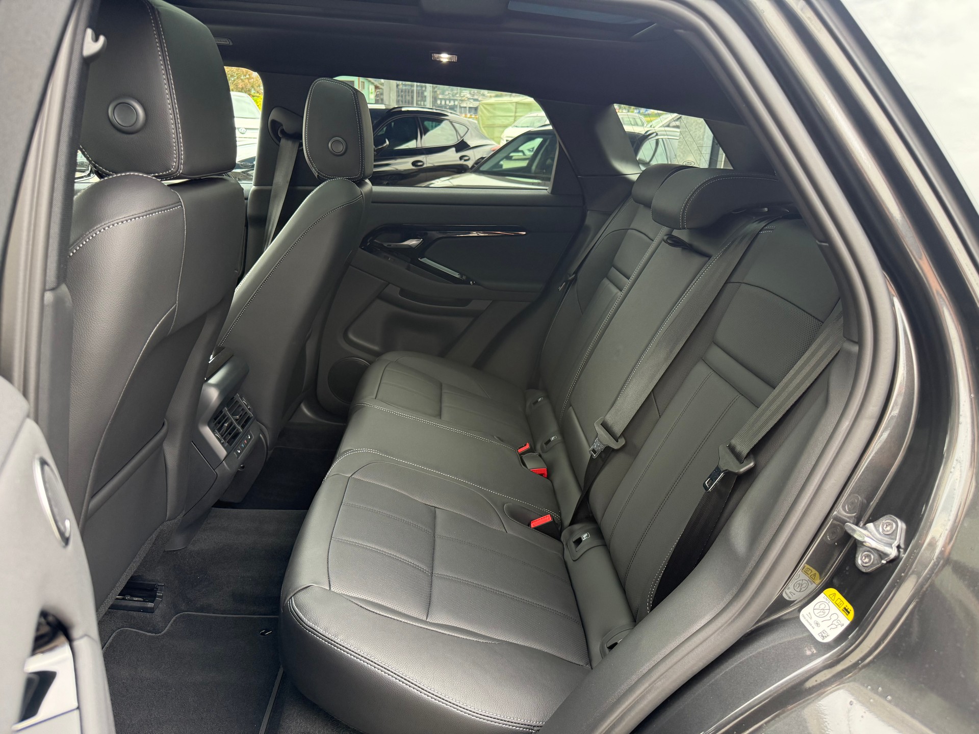 LAND ROVER Range Rover Evoque 1.5 T 270e Hoxton Edition-image-11