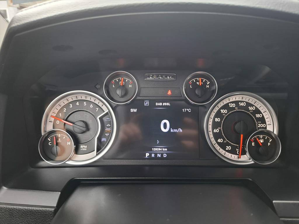 DODGE RAM 1500 Laramie-image-11