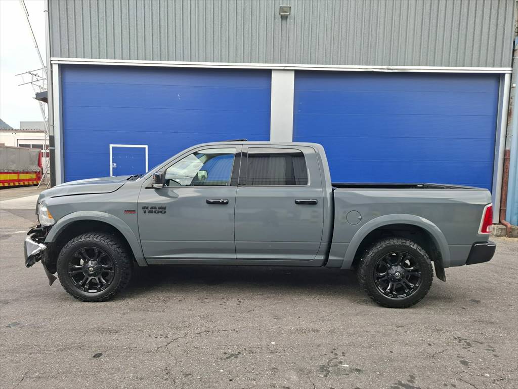 DODGE RAM 1500 Laramie-image-1