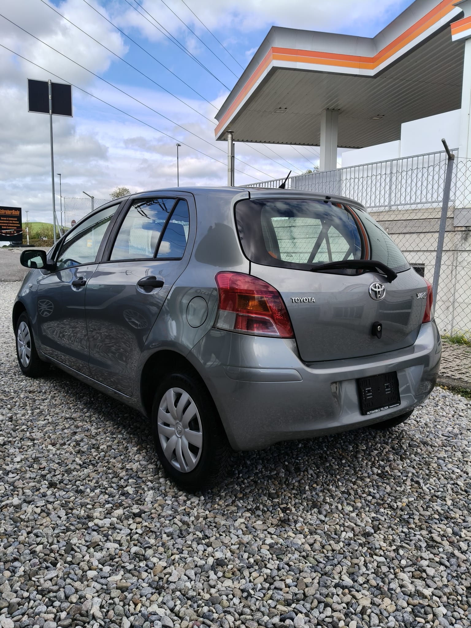 TOYOTA Yaris 1.0 Linea Terra-image-3