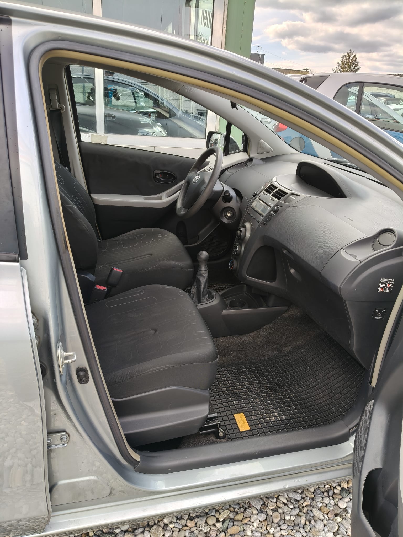 TOYOTA Yaris 1.0 Linea Terra-image-8