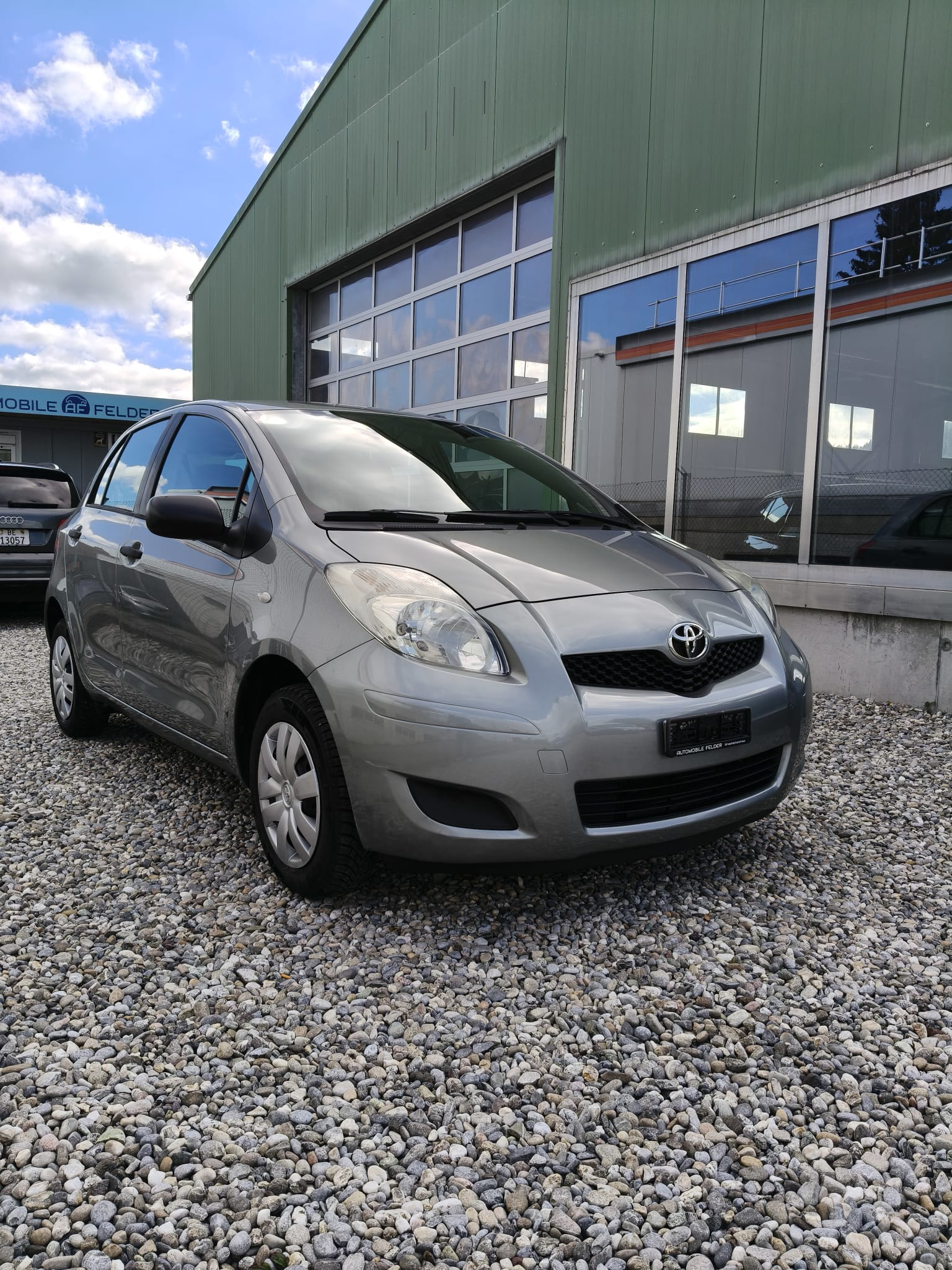 TOYOTA Yaris 1.0 Linea Terra-image-1
