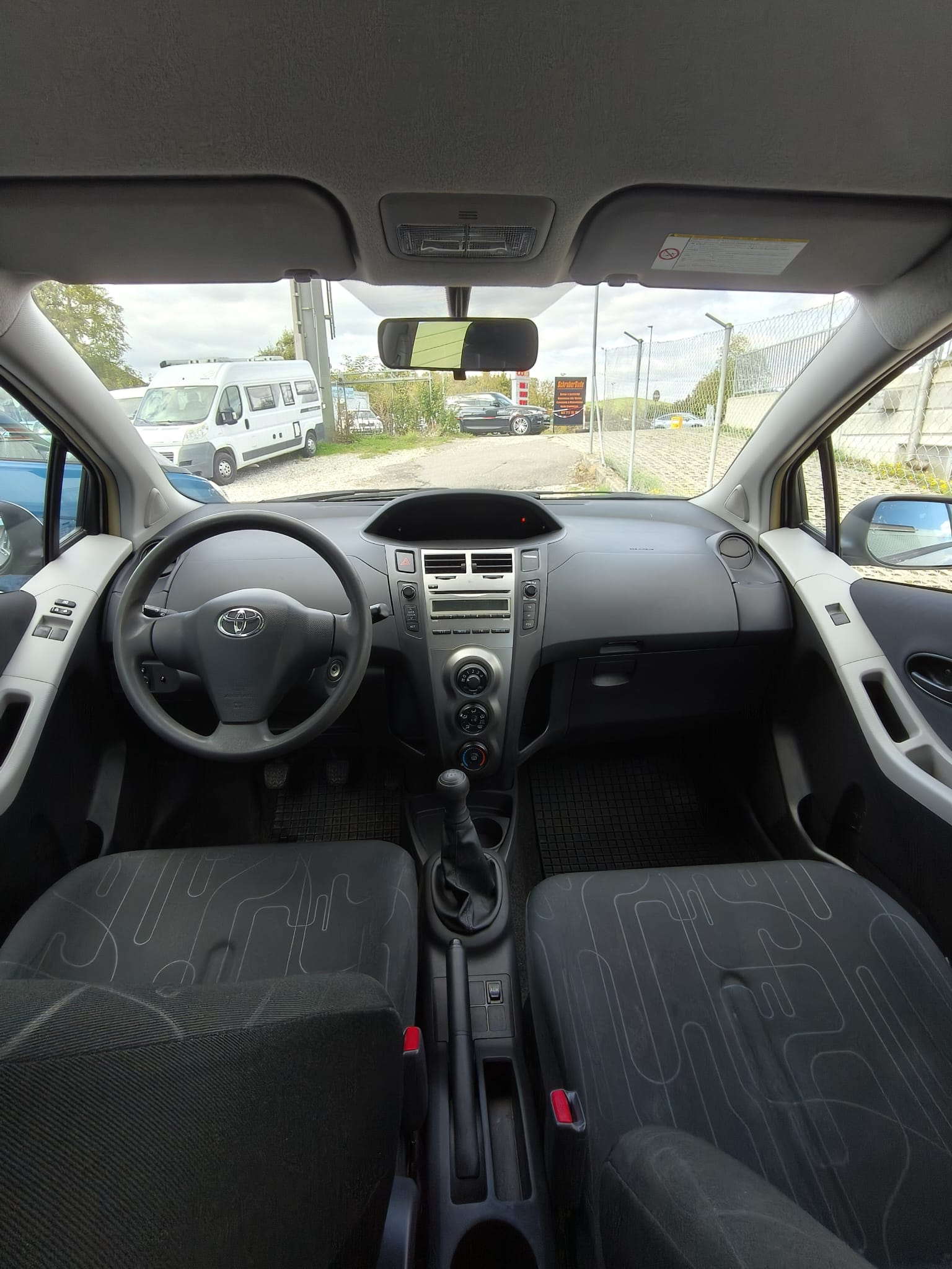 TOYOTA Yaris 1.0 Linea Terra-image-6