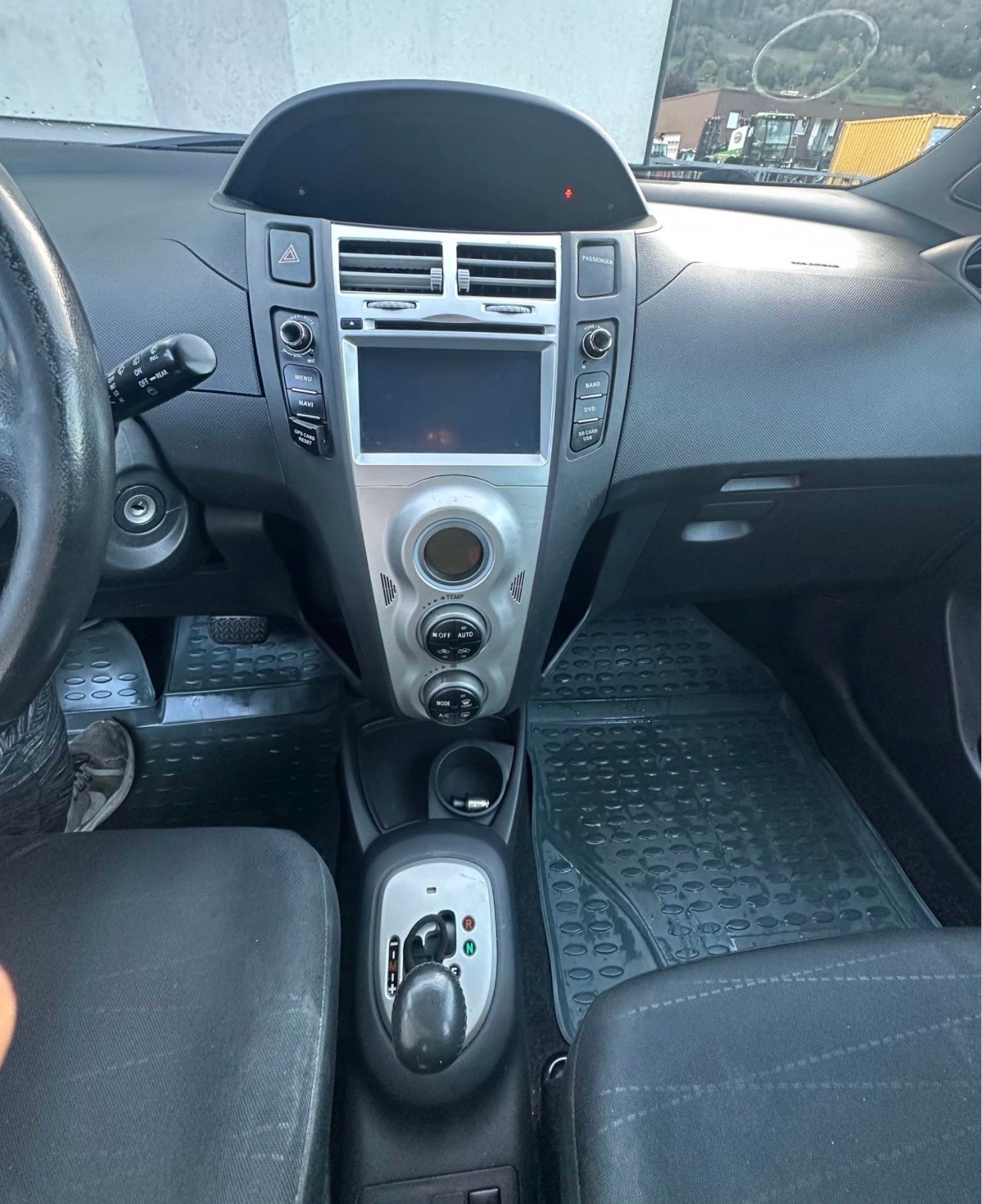 TOYOTA Yaris 1.3 Linea Sol -AUTOMAT-image-4