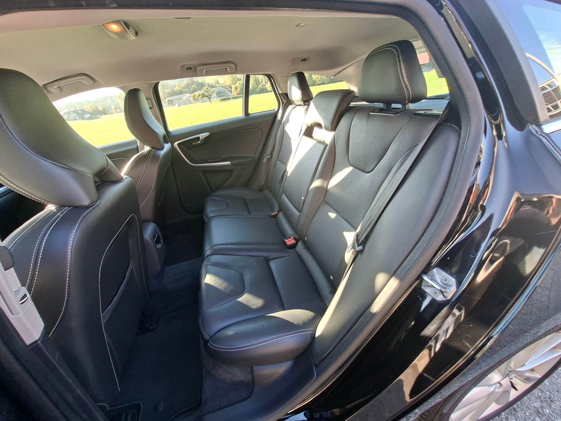 VOLVO V60 D4 AWD Summum Geartronic *praktischer Allrad*-image-13