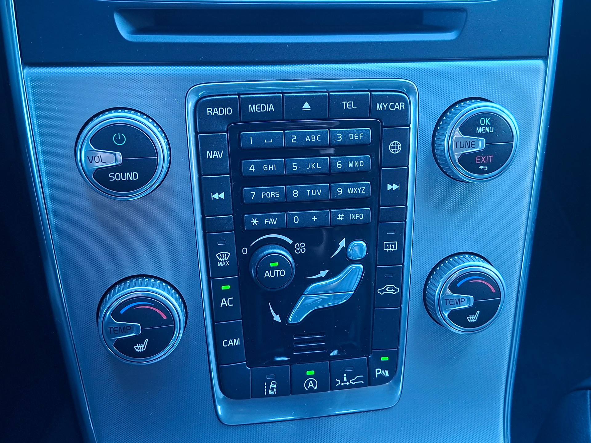 VOLVO V60 D4 AWD Summum Geartronic *praktischer Allrad*-image-12