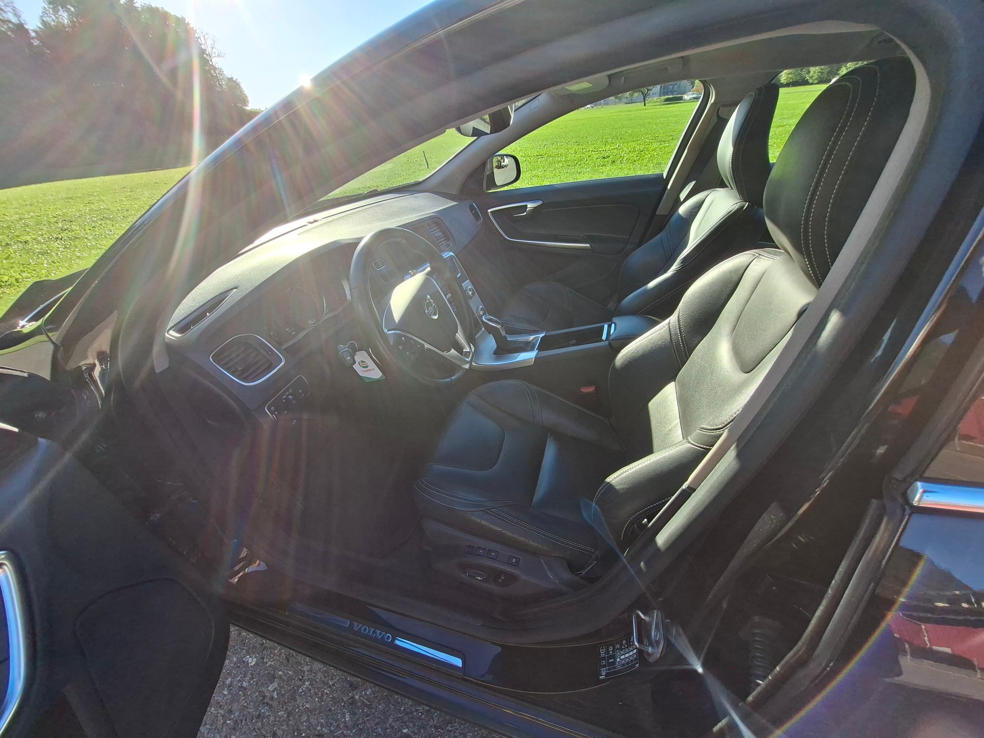 VOLVO V60 D4 AWD Summum Geartronic *praktischer Allrad*-image-8