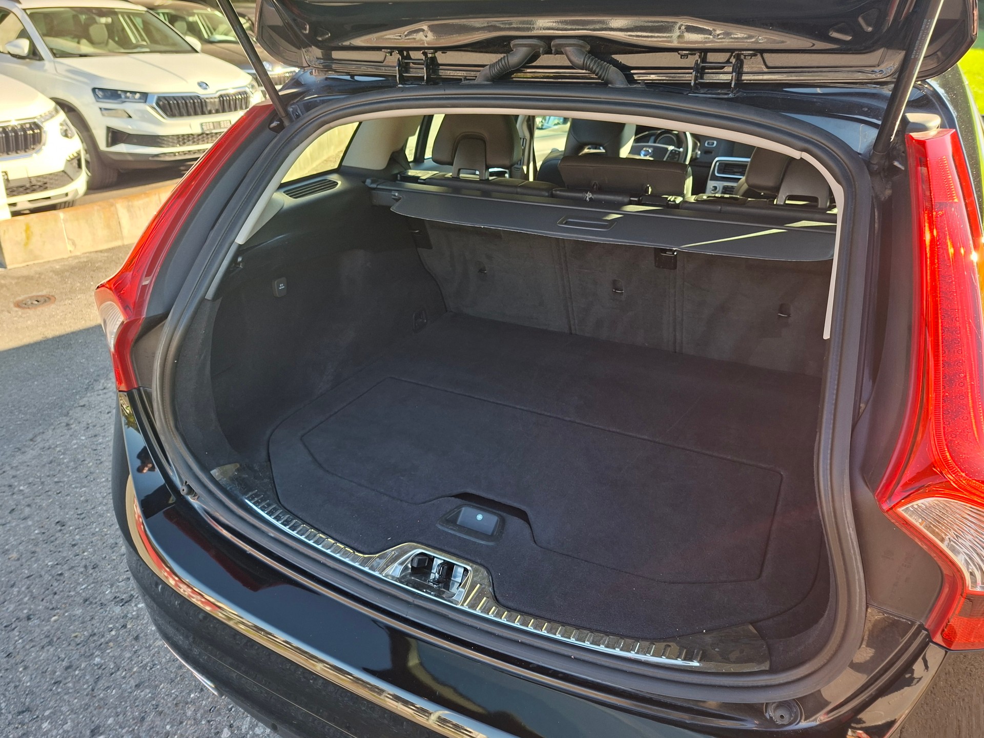 VOLVO V60 D4 AWD Summum Geartronic *praktischer Allrad*-image-7