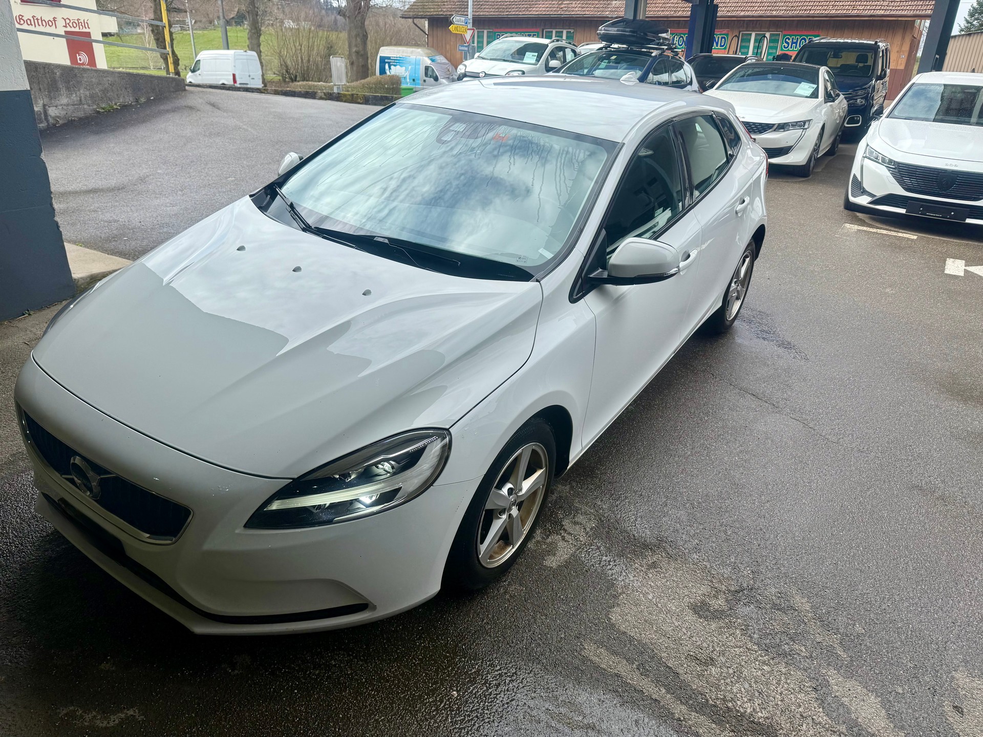 VOLVO V40 D2 Momentum-image-0