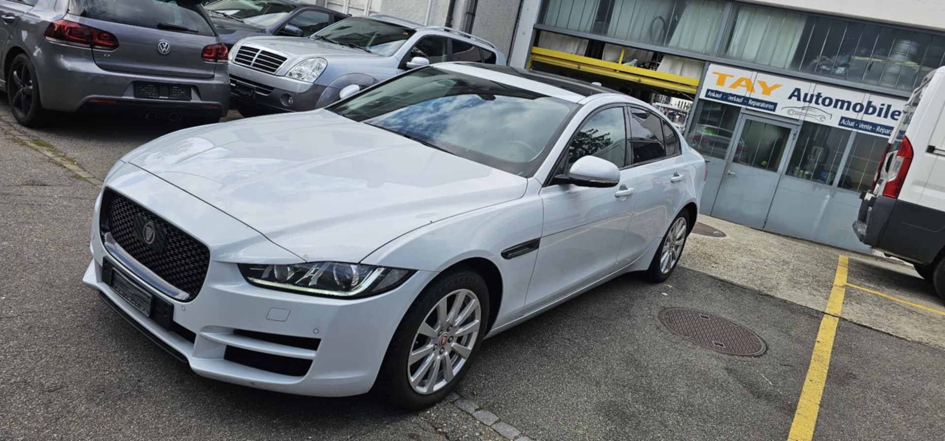 JAGUAR XE 20d Pure Automat-showroom-element-1