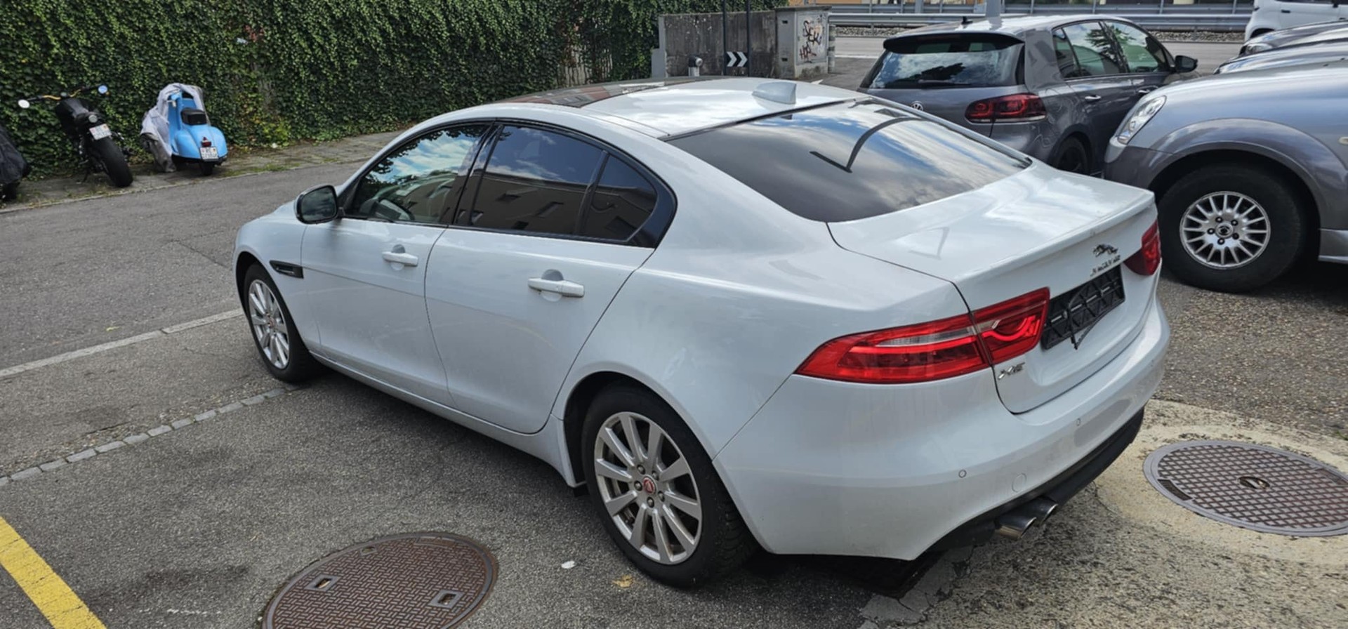 JAGUAR XE 20d Pure Automat-showroom-element-3