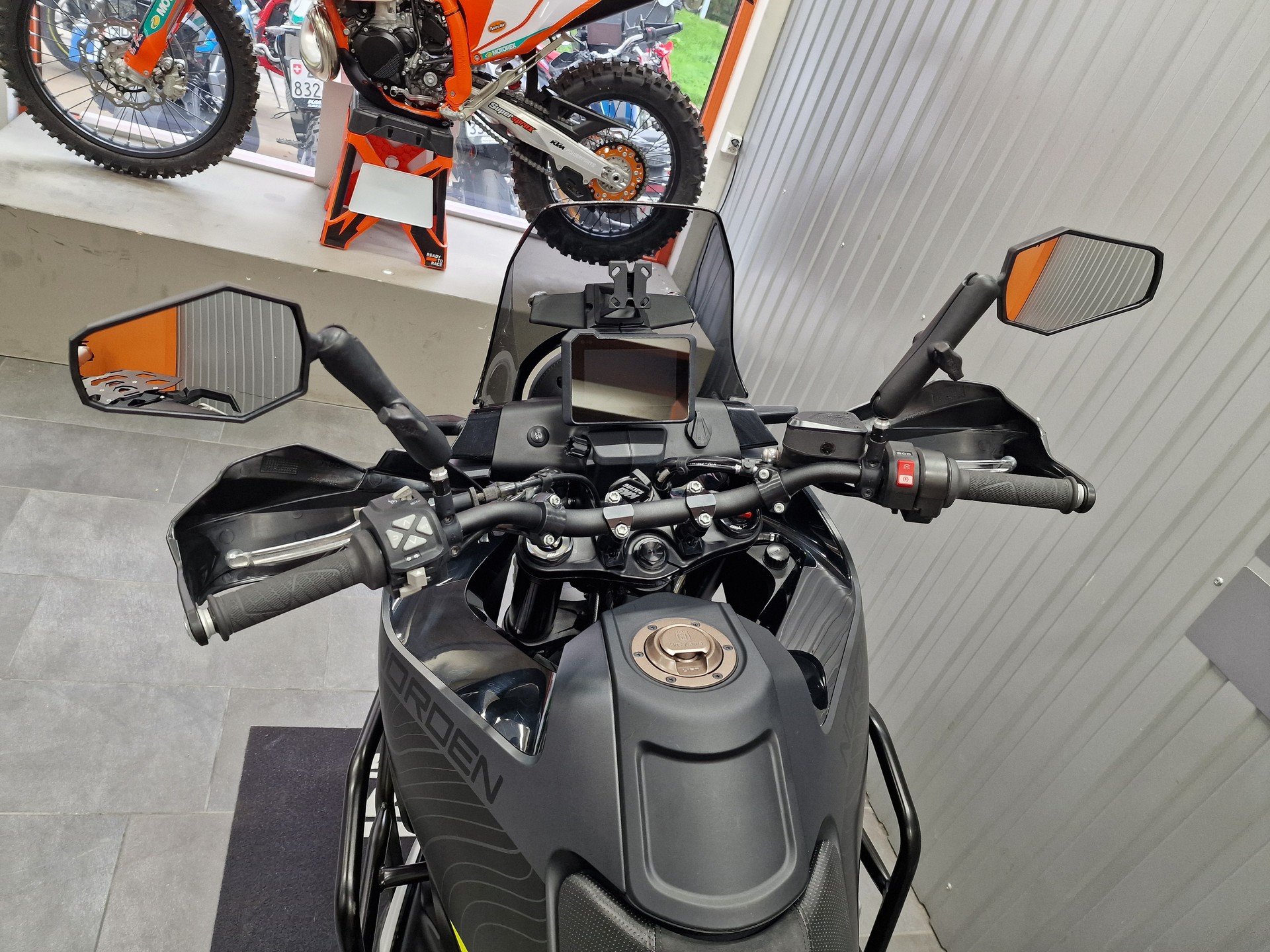 HUSQVARNA Norden 901-image-12