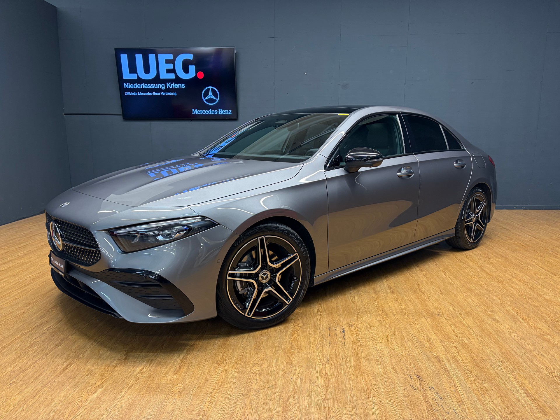 MERCEDES-BENZ A 200 - AMG - Limousine / 360 Grad Kamera / Panorama-Dach / Multibeam LED-image-1