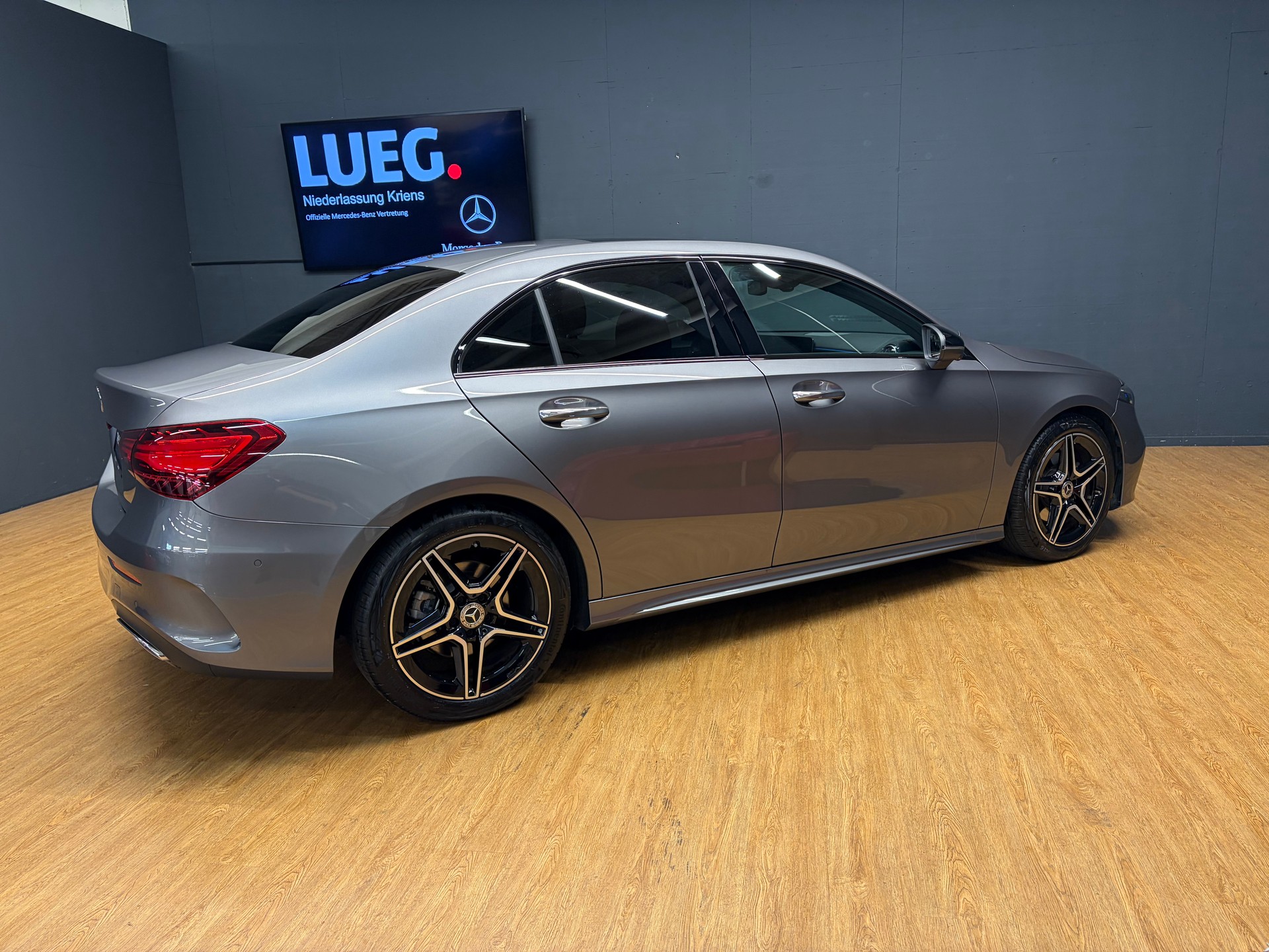 MERCEDES-BENZ A 200 - AMG - Limousine / 360 Grad Kamera / Panorama-Dach / Multibeam LED-image-7