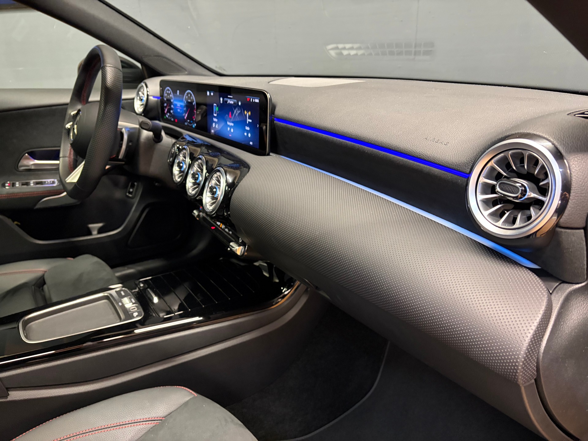 MERCEDES-BENZ A 200 - AMG - Limousine / 360 Grad Kamera / Panorama-Dach / Multibeam LED-image-14