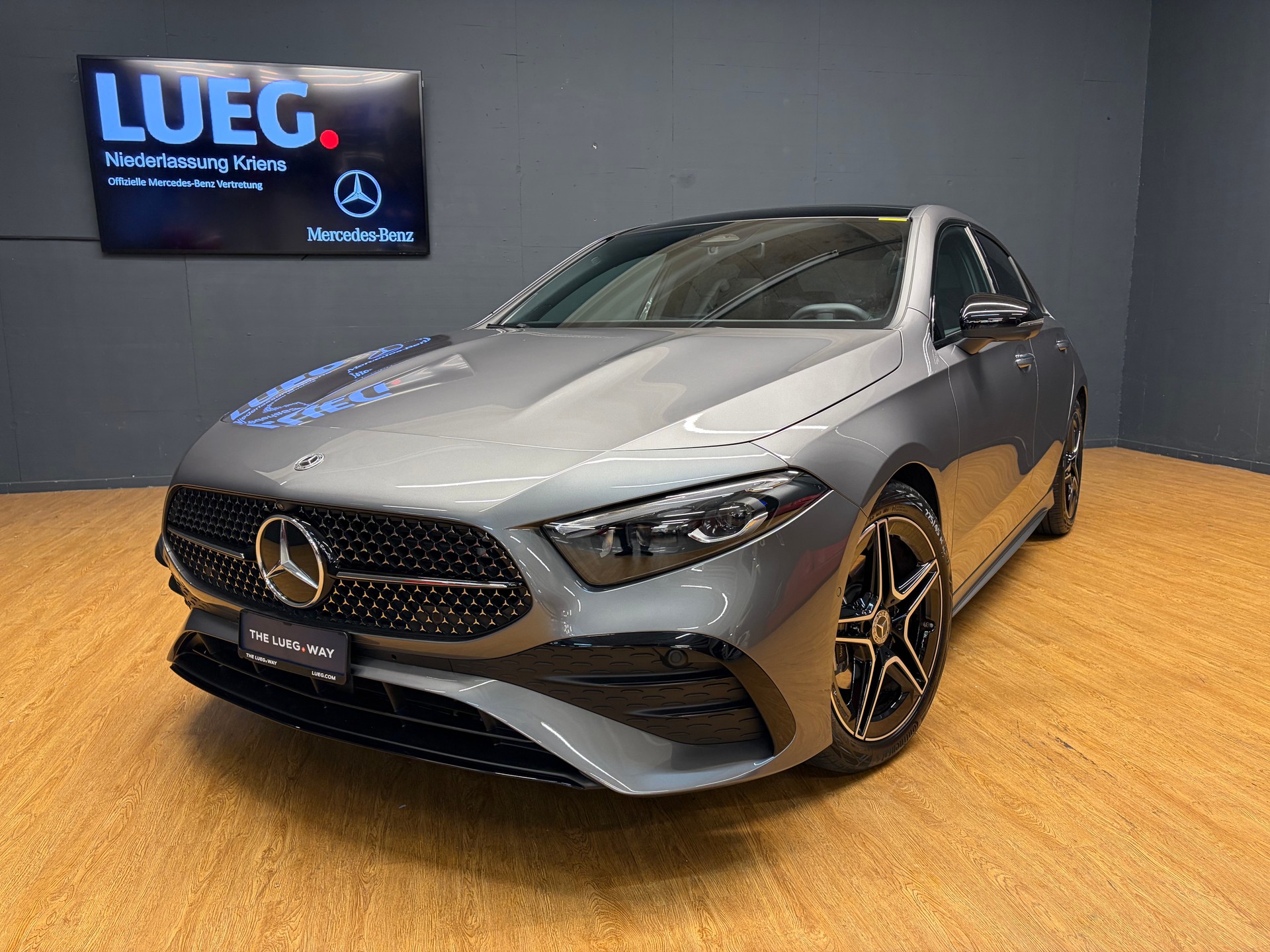 MERCEDES-BENZ A 200 - AMG - Limousine / 360 Grad Kamera / Panorama-Dach / Multibeam LED-image-2