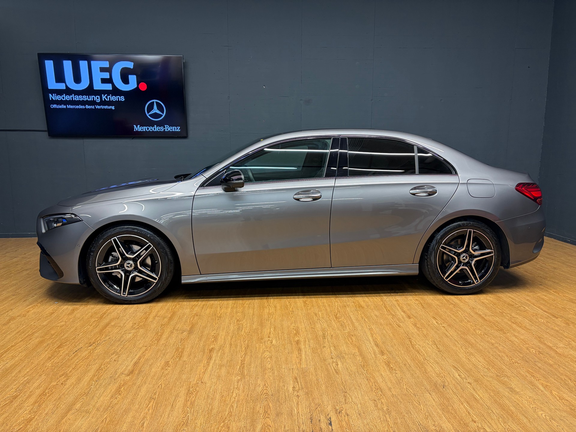 MERCEDES-BENZ A 200 - AMG - Limousine / 360 Grad Kamera / Panorama-Dach / Multibeam LED