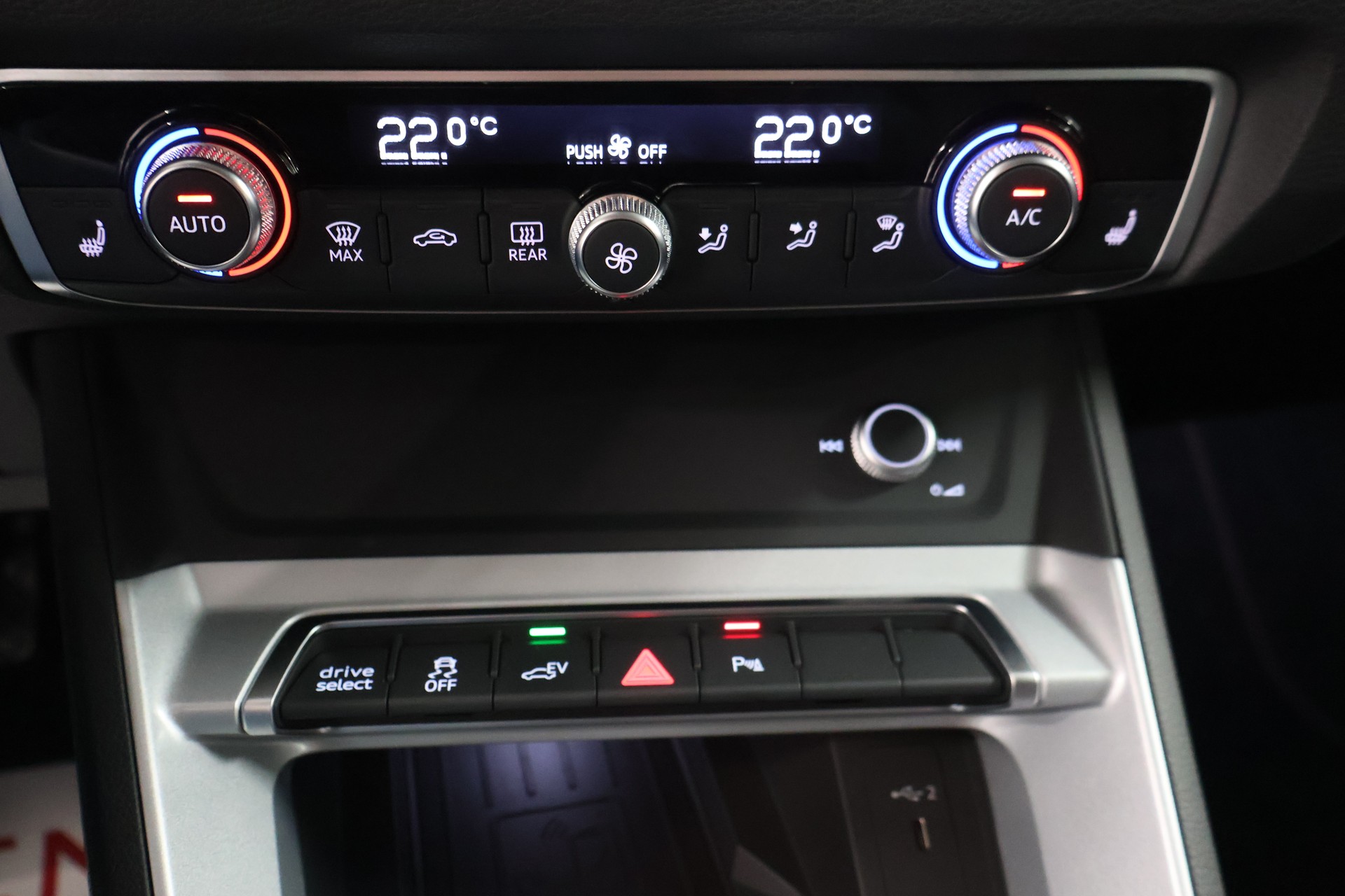 AUDI Q3 45 TFSI e S-tronic-image-24