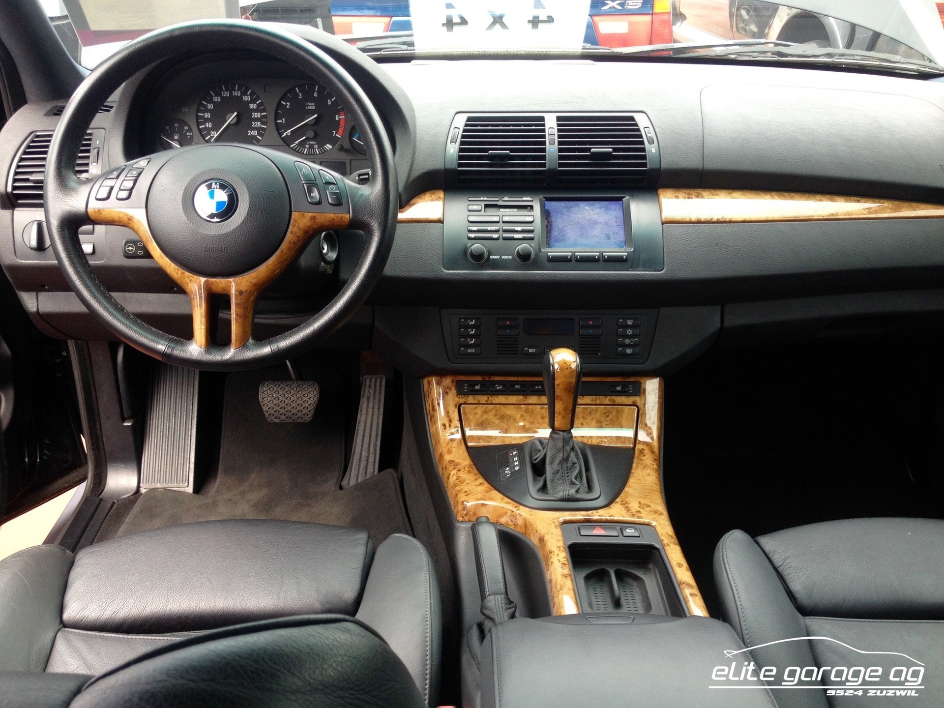 BMW X5 4.4i-image-12