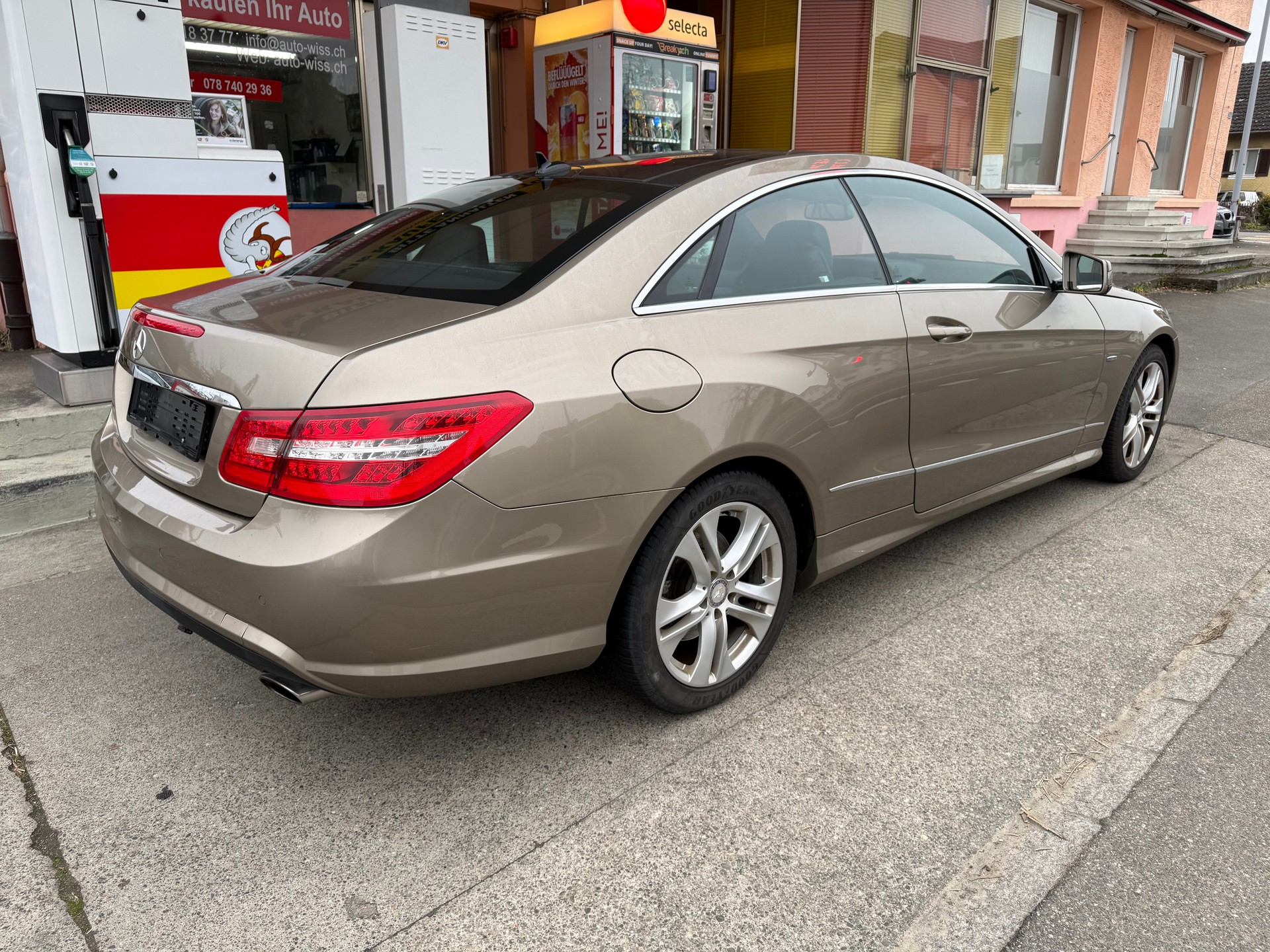 MERCEDES-BENZ E 350 CGI BlueEfficiency 7G-Tronic-image-3