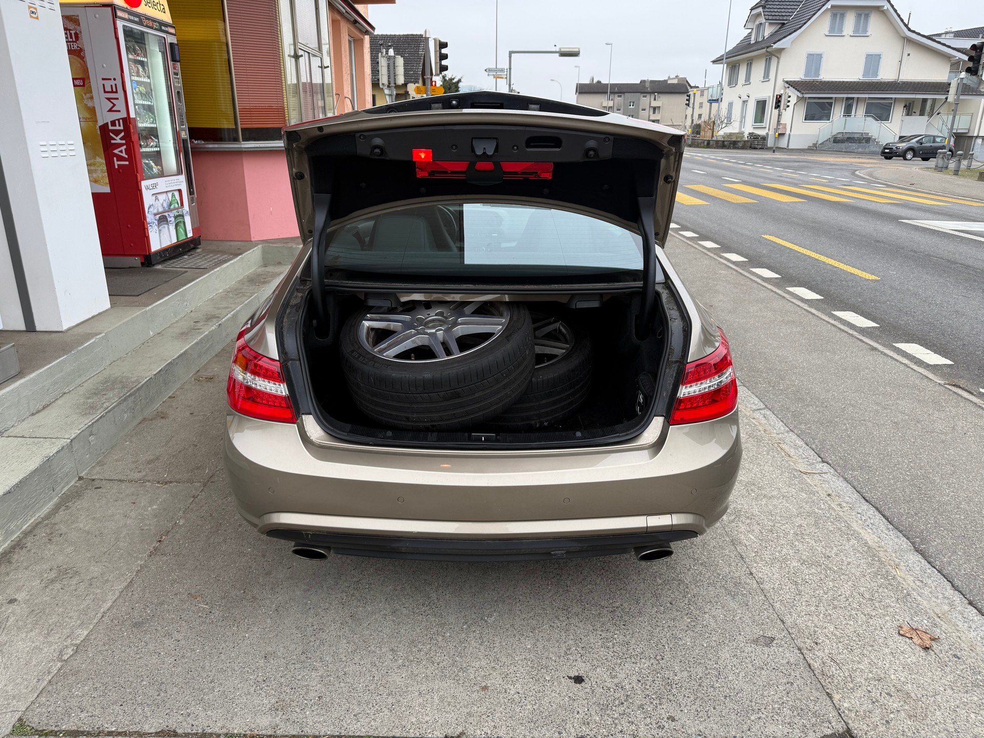 MERCEDES-BENZ E 350 CGI BlueEfficiency 7G-Tronic-image-6