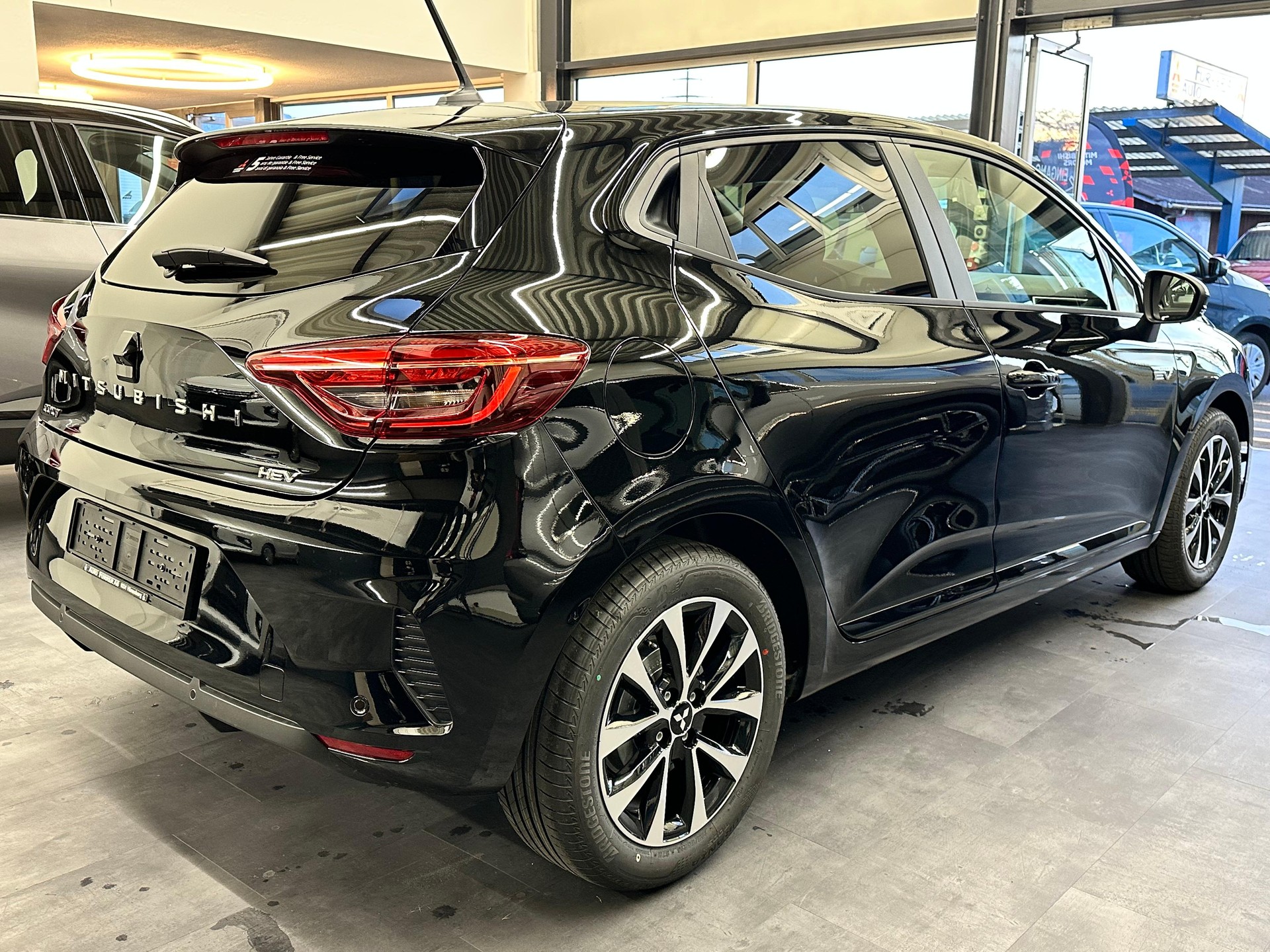 MITSUBISHI Colt 1.6 HEV Invite+-showroom-element-3