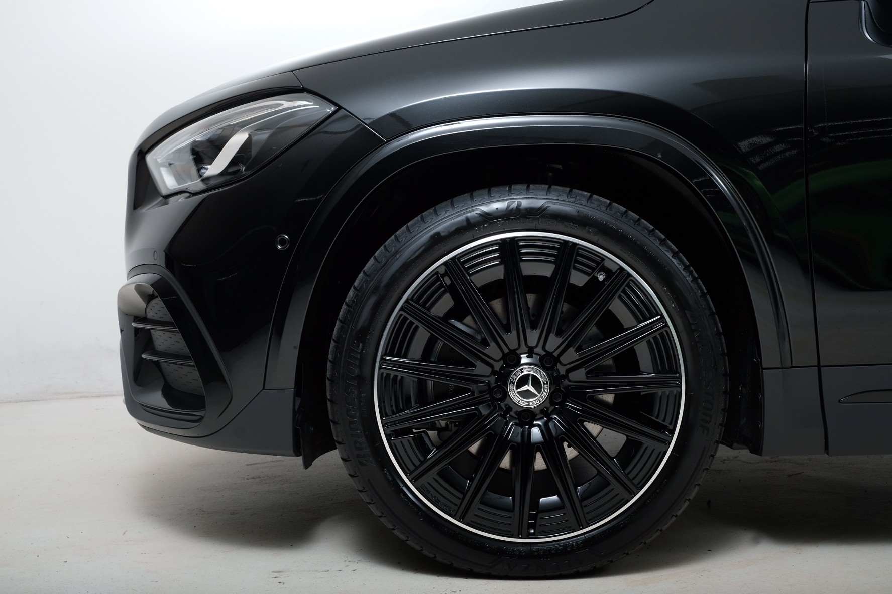 MERCEDES-BENZ GLA 200 Night Star 7G-DCT-showroom-element-2