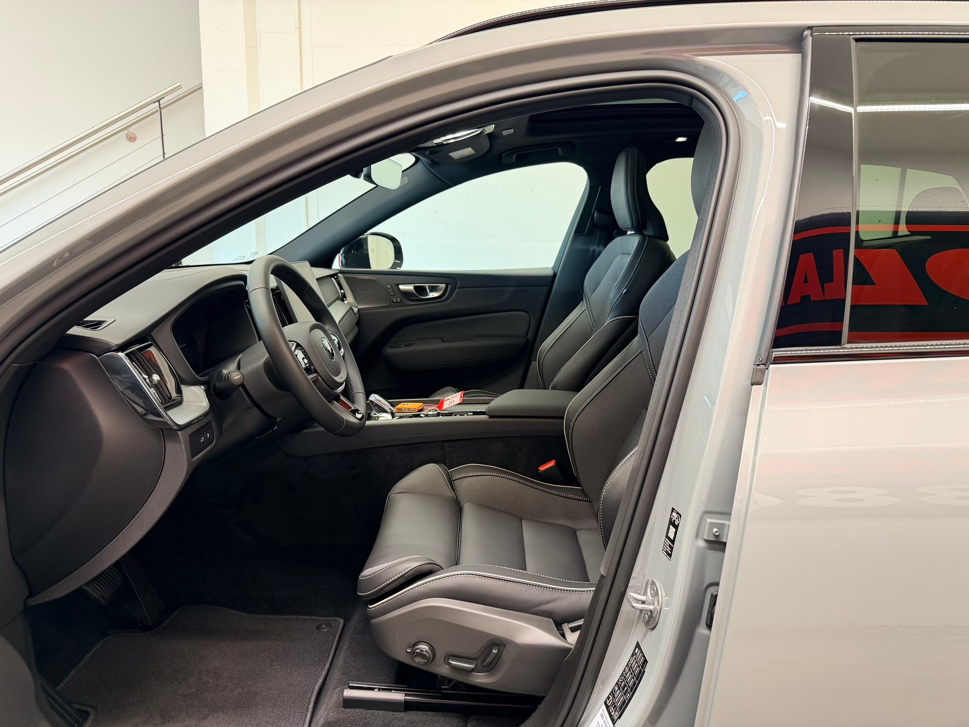 VOLVO XC60 T6 eAWD PluginHybrid Black Edition Geartronic-image-10