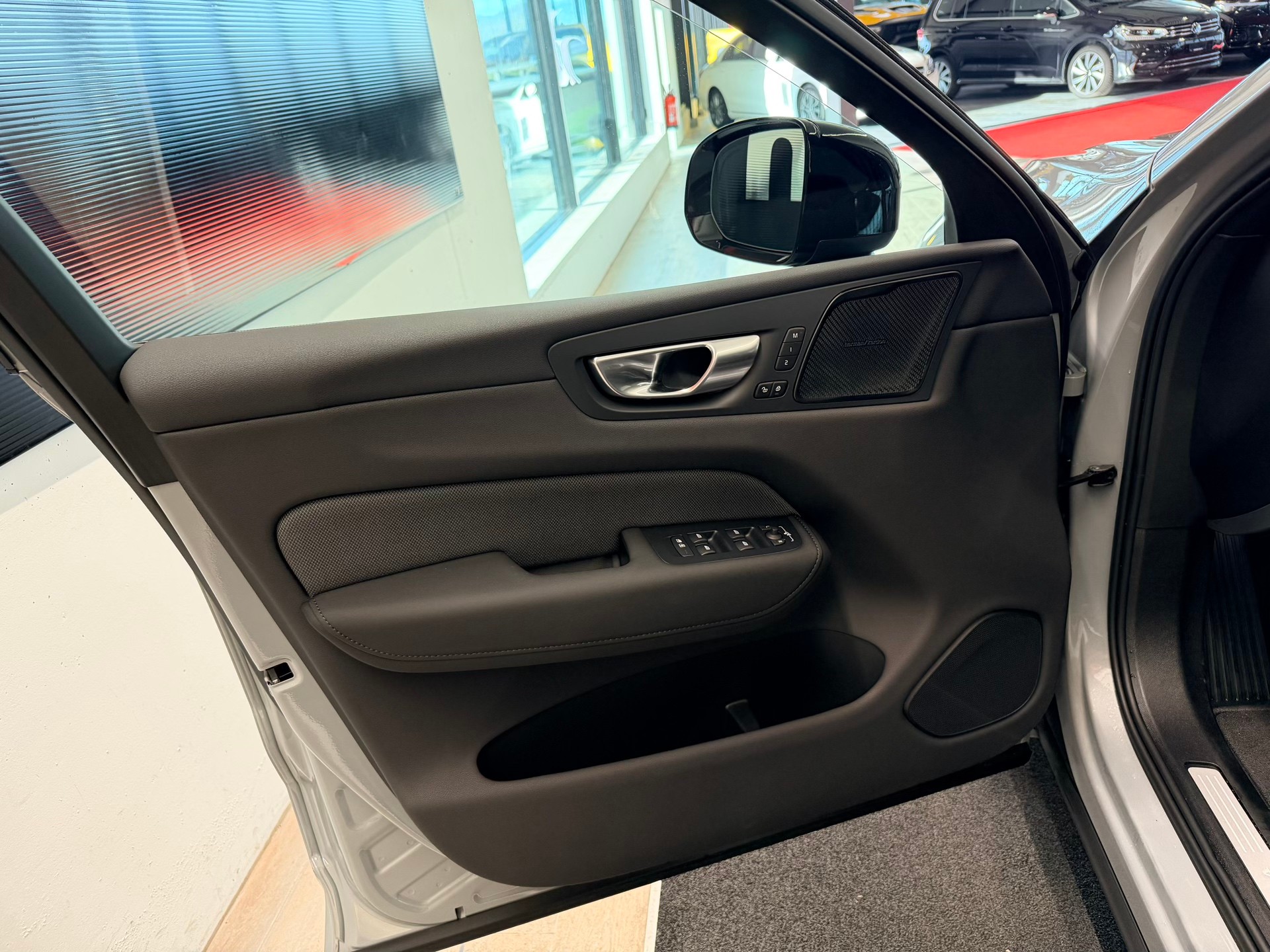 VOLVO XC60 T6 eAWD PluginHybrid Black Edition Geartronic-image-9