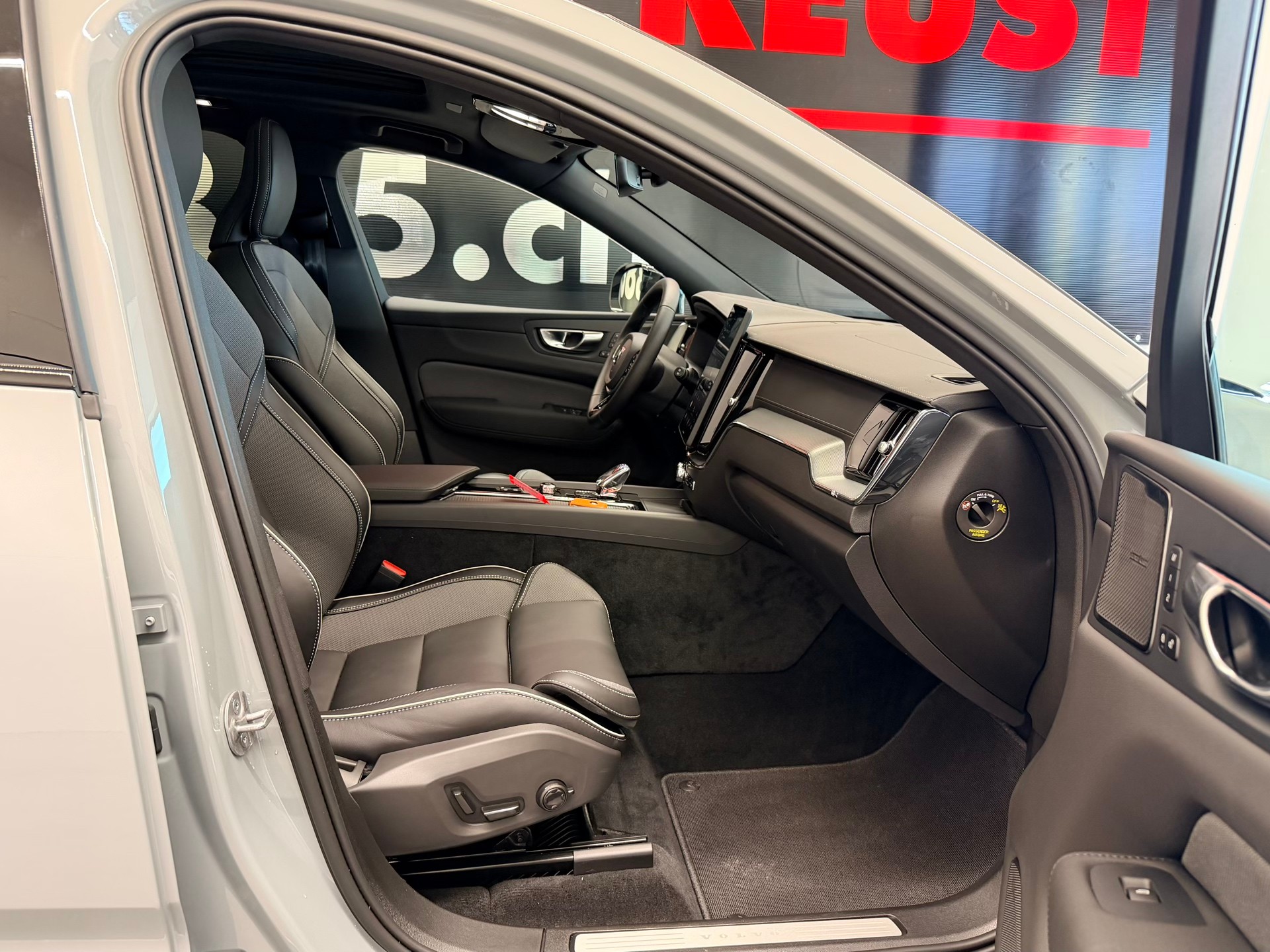 VOLVO XC60 T6 eAWD PluginHybrid Black Edition Geartronic-image-18